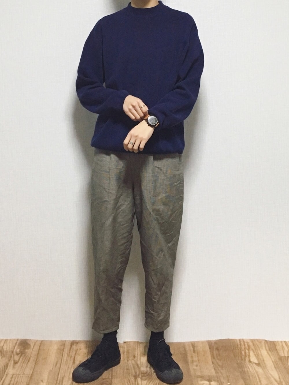 ブルー系のニット/セーター、その他のその他パンツ、ブラック系のスニーカーを着用したメンズの春コーディネートの1枚目の写真