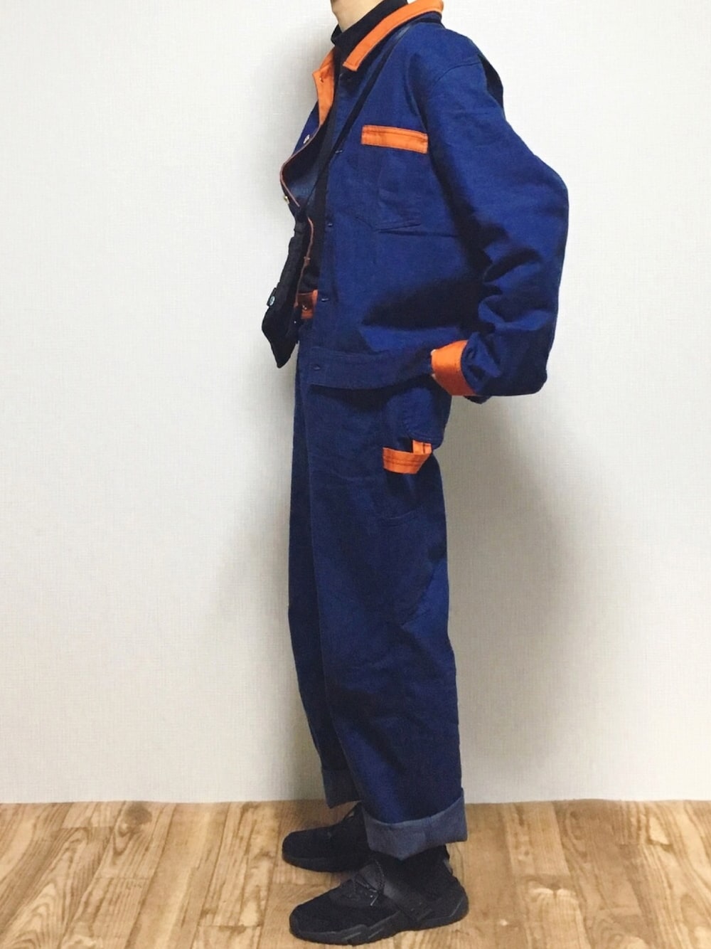 ブルー系のブルゾン、ブルー系のその他パンツ、ブラック系のTシャツ/カットソーを着用したメンズの春コーディネートの1枚目の写真