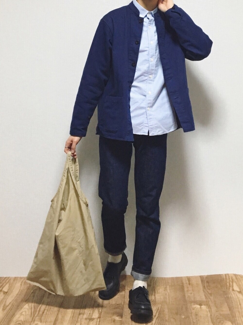 ブルー系のカバーオール、ブルー系のシャツ/ブラウス、ブルー系のデニムパンツを着用したメンズの春コーディネートの1枚目の写真