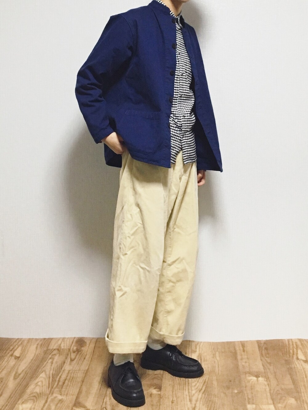 ブルー系のカバーオール、ブラック系のシャツ/ブラウス、ホワイト系のその他パンツを着用したメンズの春コーディネートの1枚目の写真