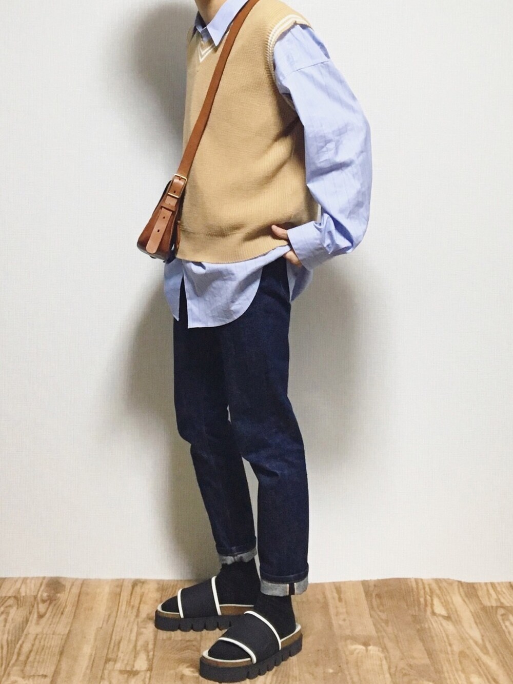 ブルー系のシャツ/ブラウス、ブルー系のデニムパンツ、その他のサンダルを着用したメンズの春コーディネートの1枚目の写真