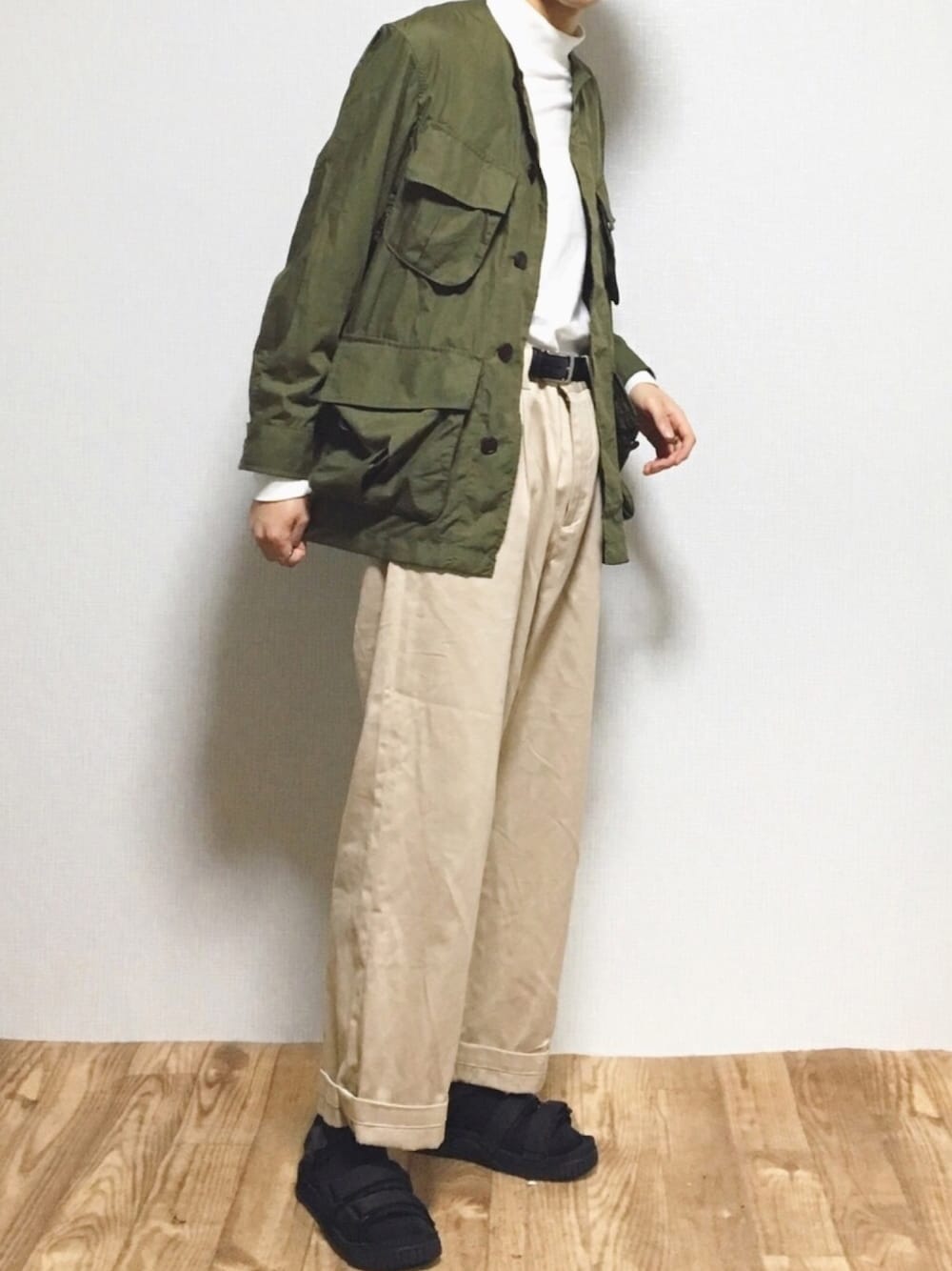 グリーン系のブルゾン、ホワイト系のTシャツ/カットソー、ベージュ系のその他パンツを着用したメンズの春コーディネートの1枚目の写真
