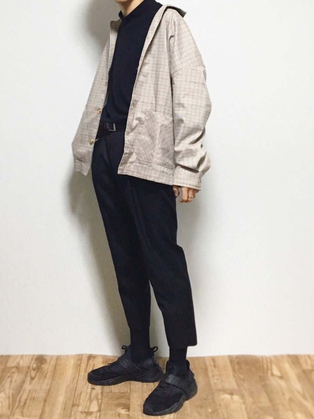 ブラック系のTシャツ/カットソー、ブラック系のその他パンツ、ブラック系のスニーカーを着用したメンズの春コーディネートの1枚目の写真