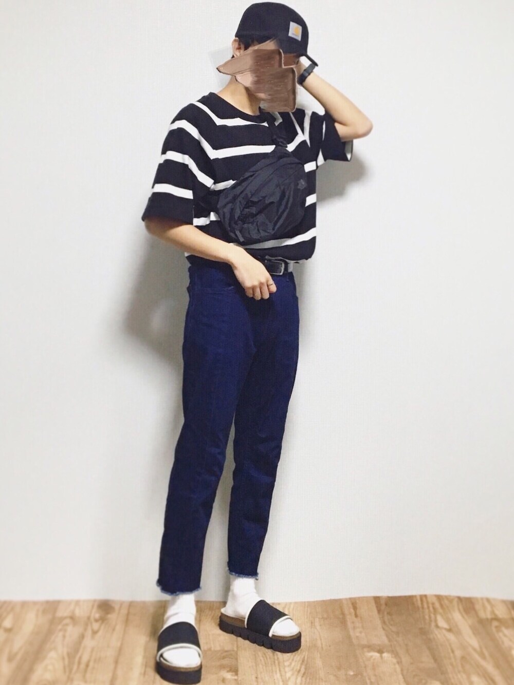ブラック系のTシャツ/カットソー、ブルー系のデニムパンツ、その他のサンダルを着用したメンズの春コーディネートの1枚目の写真