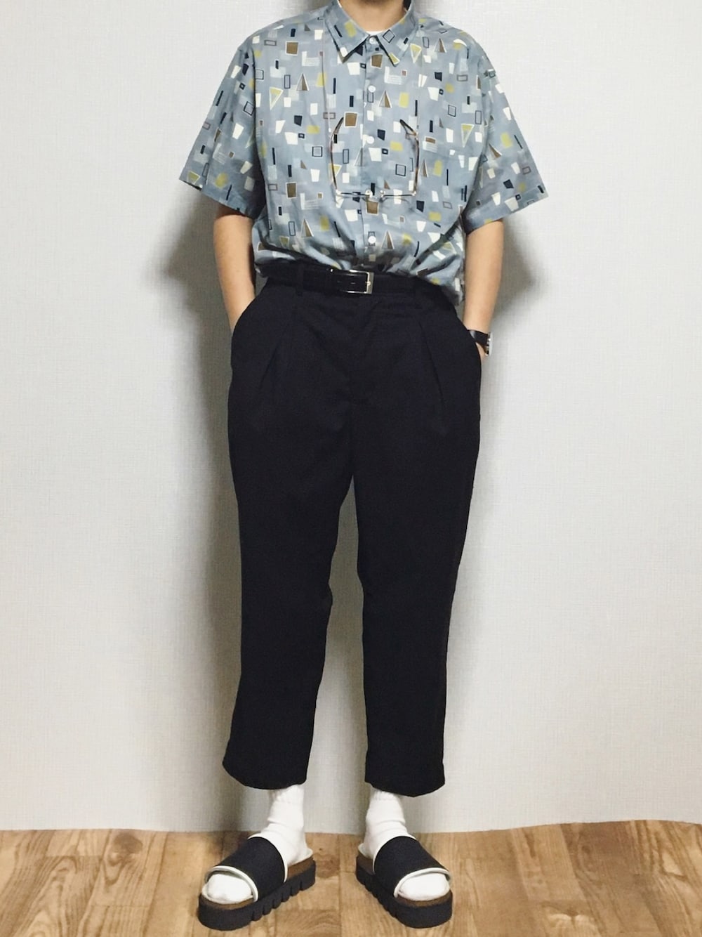 グレー系のシャツ/ブラウス、ブラック系のその他パンツ、その他のサンダルを着用したメンズの春コーディネートの1枚目の写真