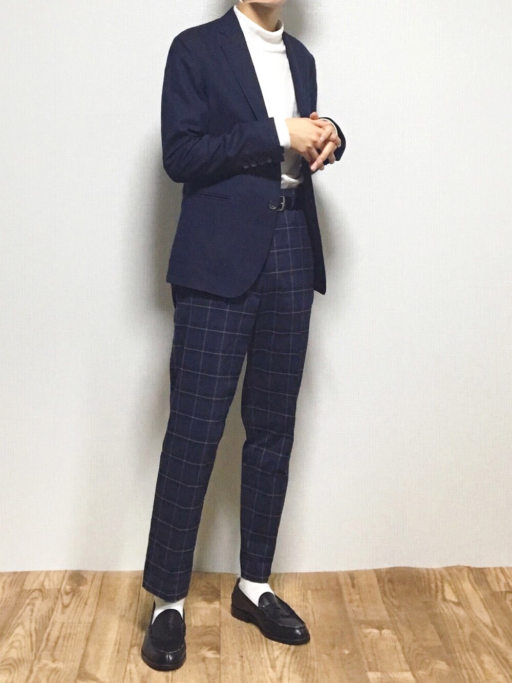 ブルー系のテーラードジャケット、ホワイト系のTシャツ/カットソー、ブルー系のその他パンツを着用したメンズの春コーディネートの1枚目の写真