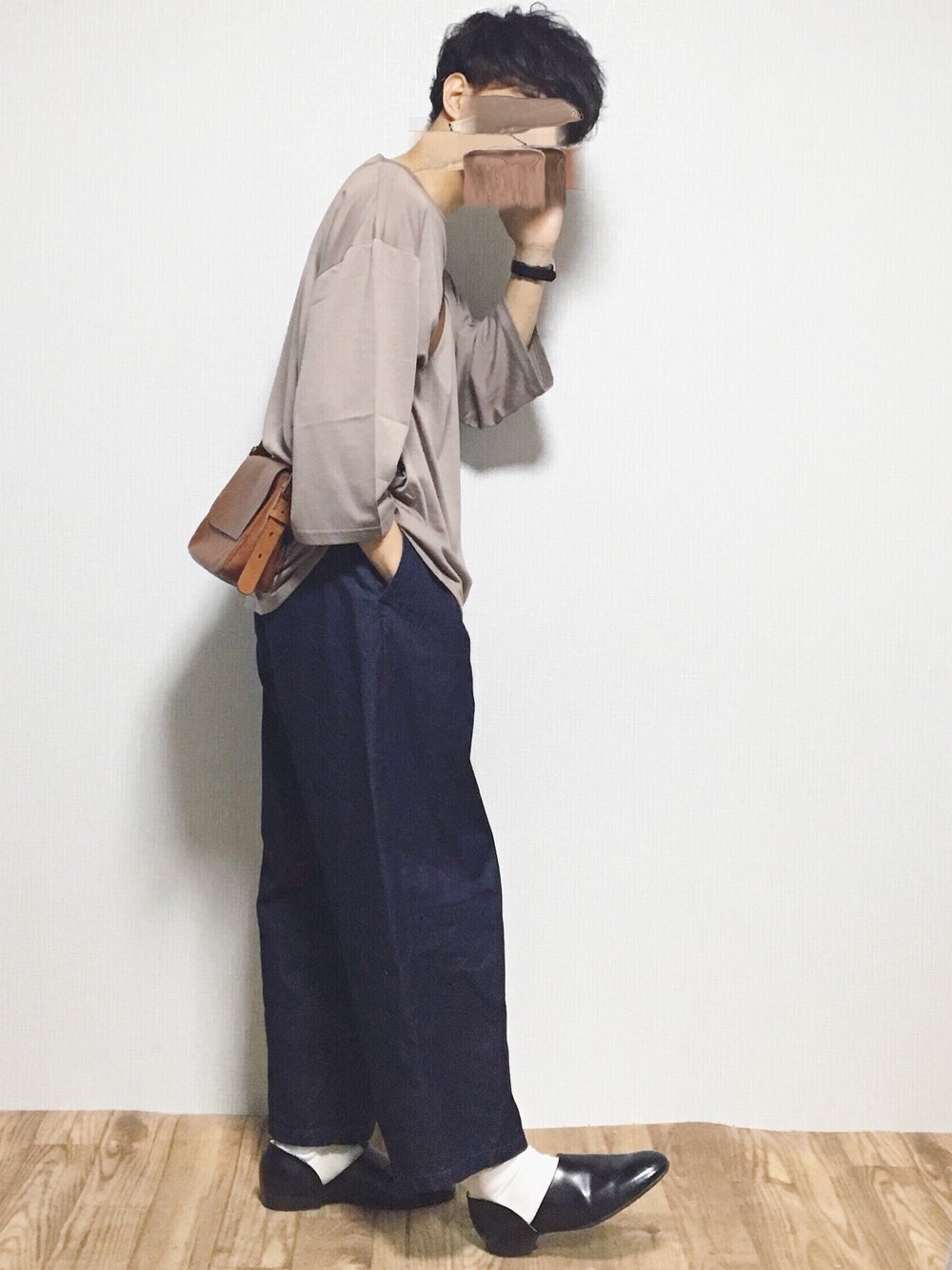 ベージュ系のTシャツ/カットソー、ブルー系のその他パンツ、ブラック系のその他シューズを着用したメンズの春コーディネートの1枚目の写真