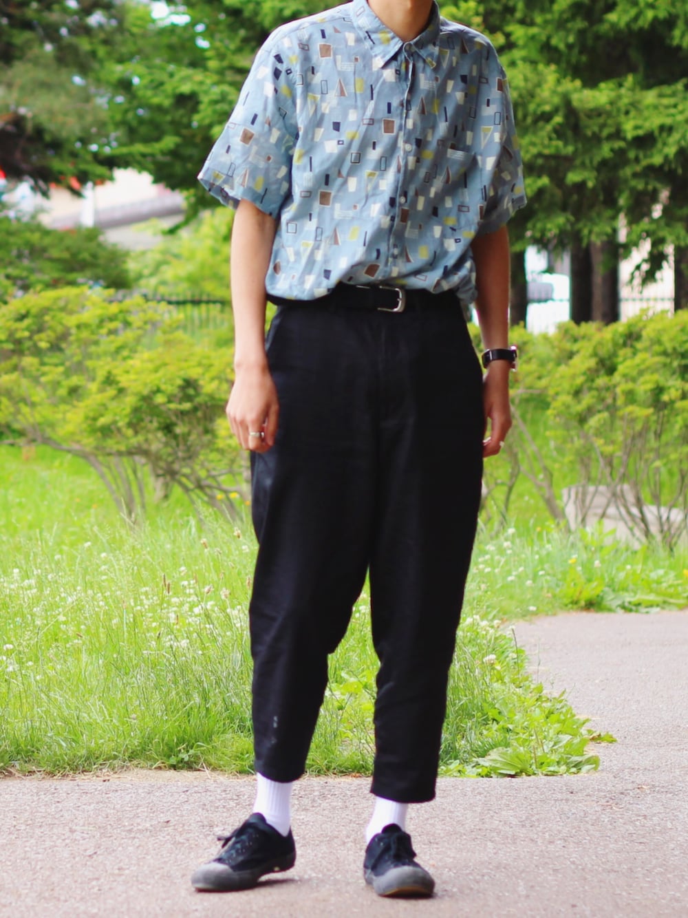 グレー系のシャツ/ブラウス、ブラック系のその他パンツ、ブラック系のスニーカーを着用したメンズの夏コーディネートの1枚目の写真