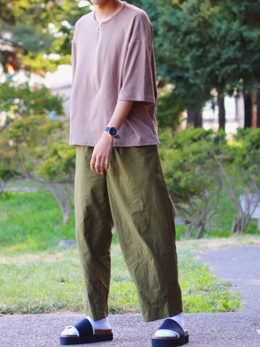 ベージュ系のTシャツ/カットソー、グリーン系のその他パンツ、その他のサンダルを着用したメンズの夏コーディネートの1枚目の写真