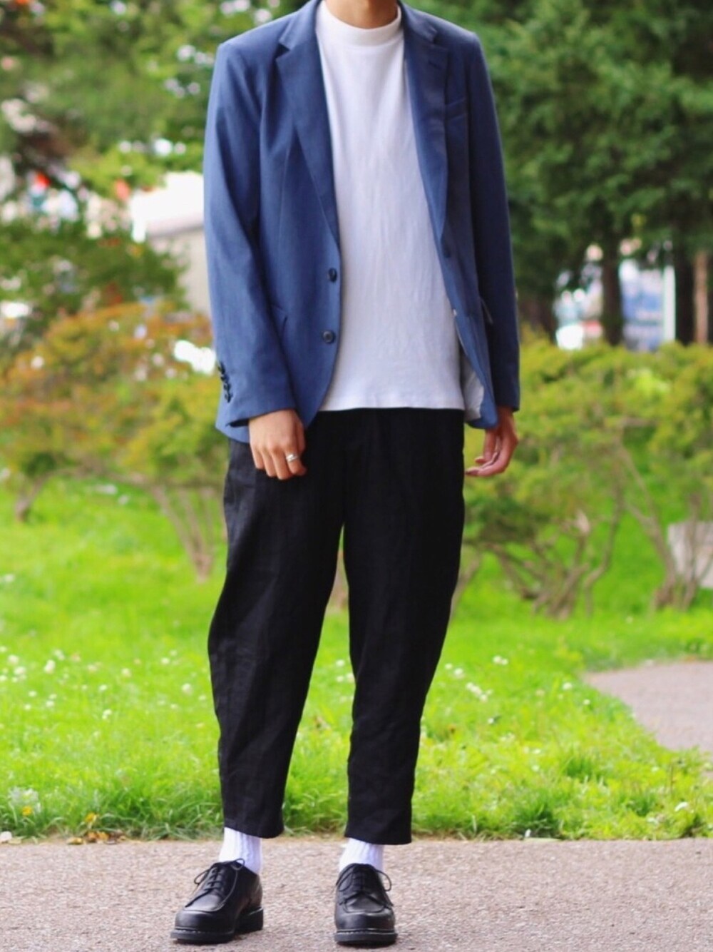 ホワイト系のTシャツ/カットソー、ブラック系のその他パンツ、ブラック系のドレスシューズを着用したメンズの秋コーディネートの1枚目の写真