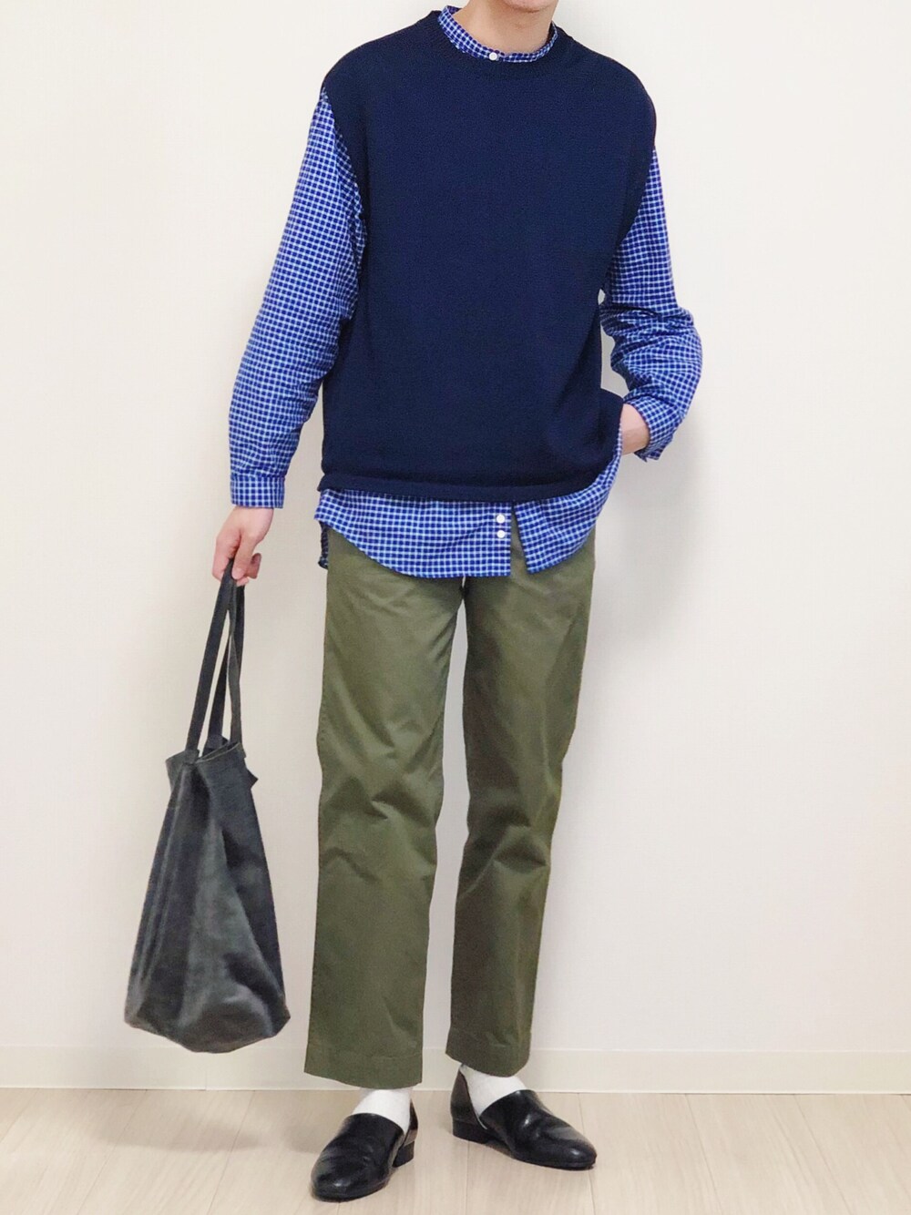その他のシャツ/ブラウス、ブルー系のベスト、グリーン系のチノパンツを着用したメンズの春コーディネートの1枚目の写真