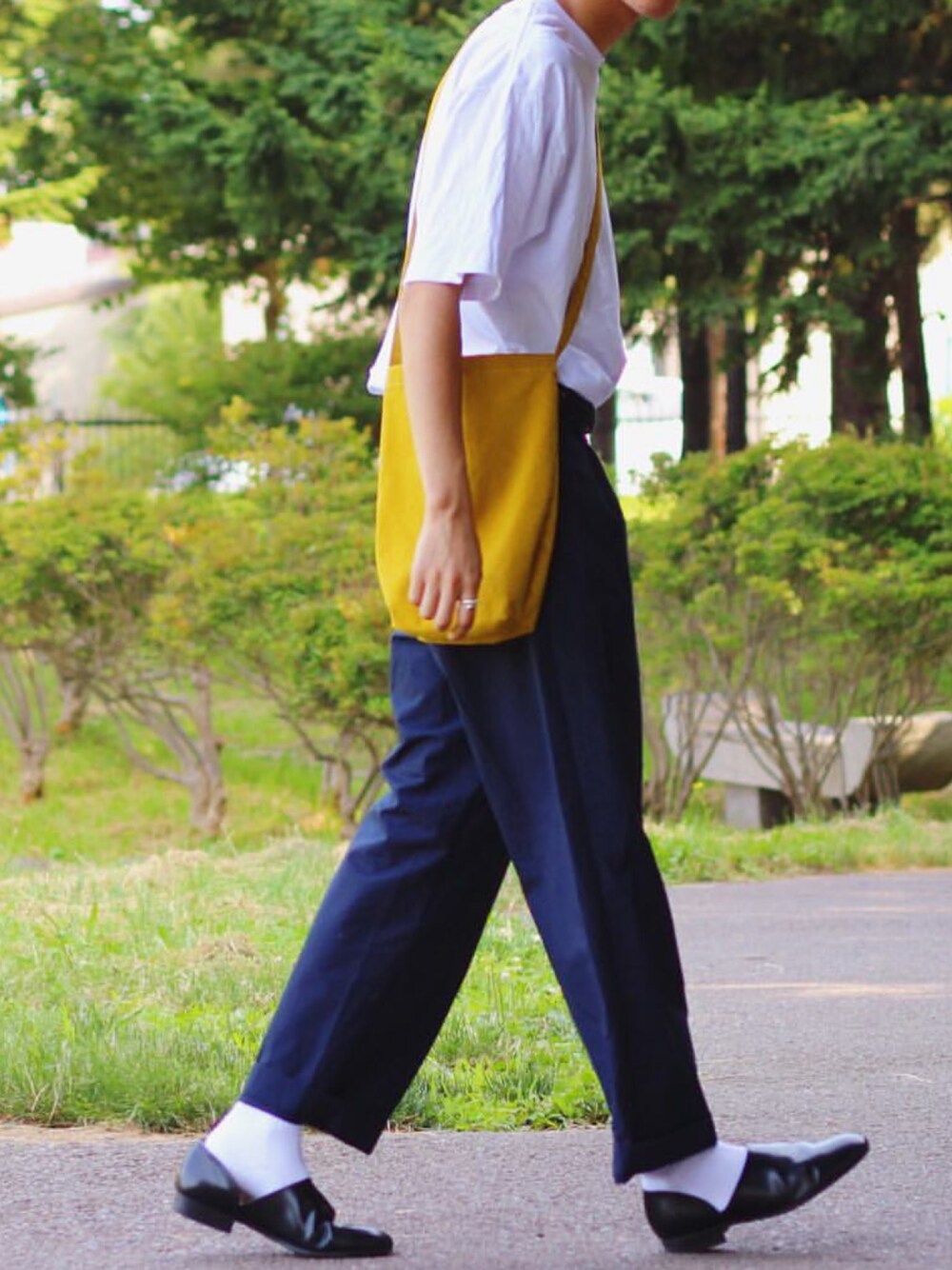 ホワイト系のTシャツ/カットソー、ブルー系のその他パンツ、ブラック系のその他シューズを着用したメンズの夏コーディネートの1枚目の写真