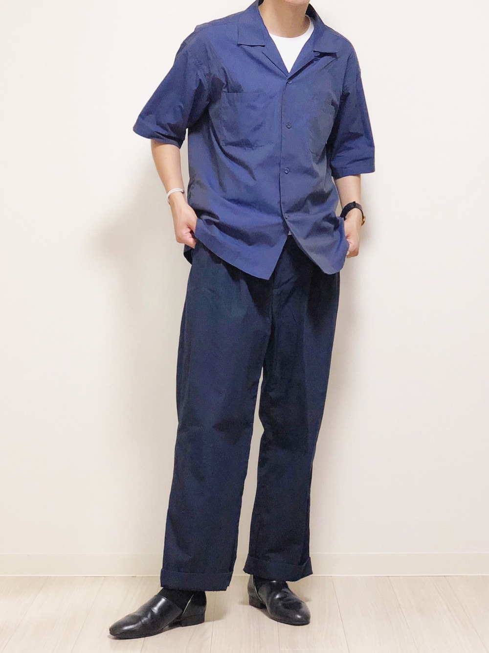 ブルー系のシャツ/ブラウス、ブルー系のその他パンツ、ブラック系のその他シューズを着用したメンズの夏コーディネートの1枚目の写真