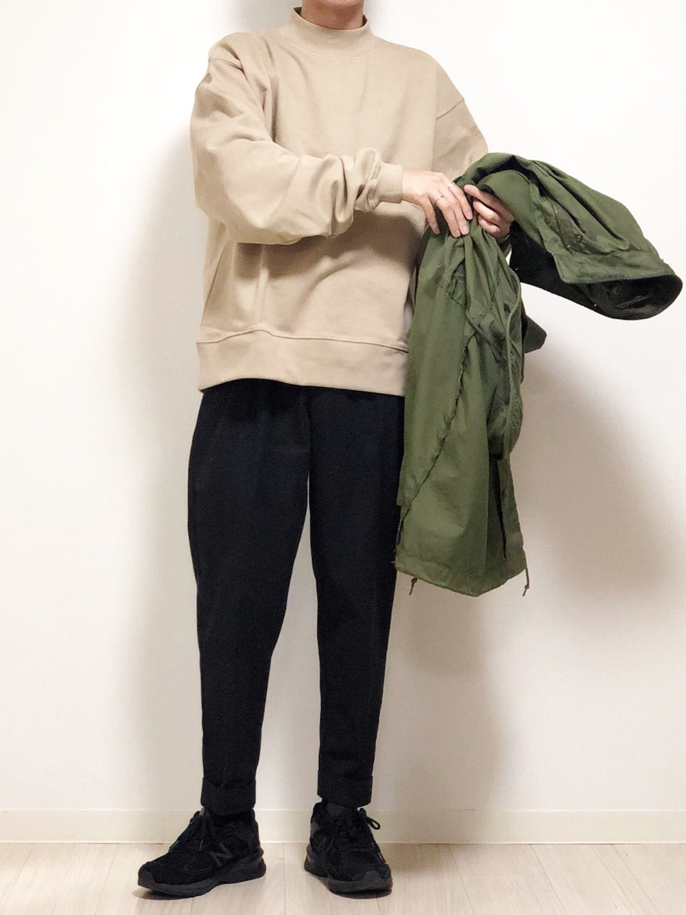 「やっぱりストリートが好き、秋のコーデ、シンプル、ビッグシルエット、スウェット、テーパードパンツ、スラックス、ベージュ、New Balance、M-65」｜「MinoriTYの【コラボ「MinroriTY×WEARISTA  kitsune」】モックネックルーズスウェット ビッグシルエット（スウェット、グレー系）」を使った、reposukeさん（メンズ・173cm）の秋コーディネートの1枚目の写真