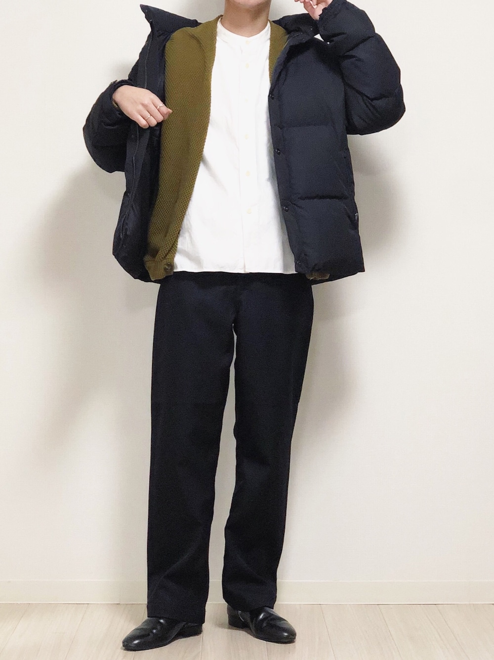 ブラック系のダウンジャケット/コート、ホワイト系のシャツ/ブラウス、グリーン系のカーディガン/ボレロを着用したメンズの冬コーディネートの1枚目の写真