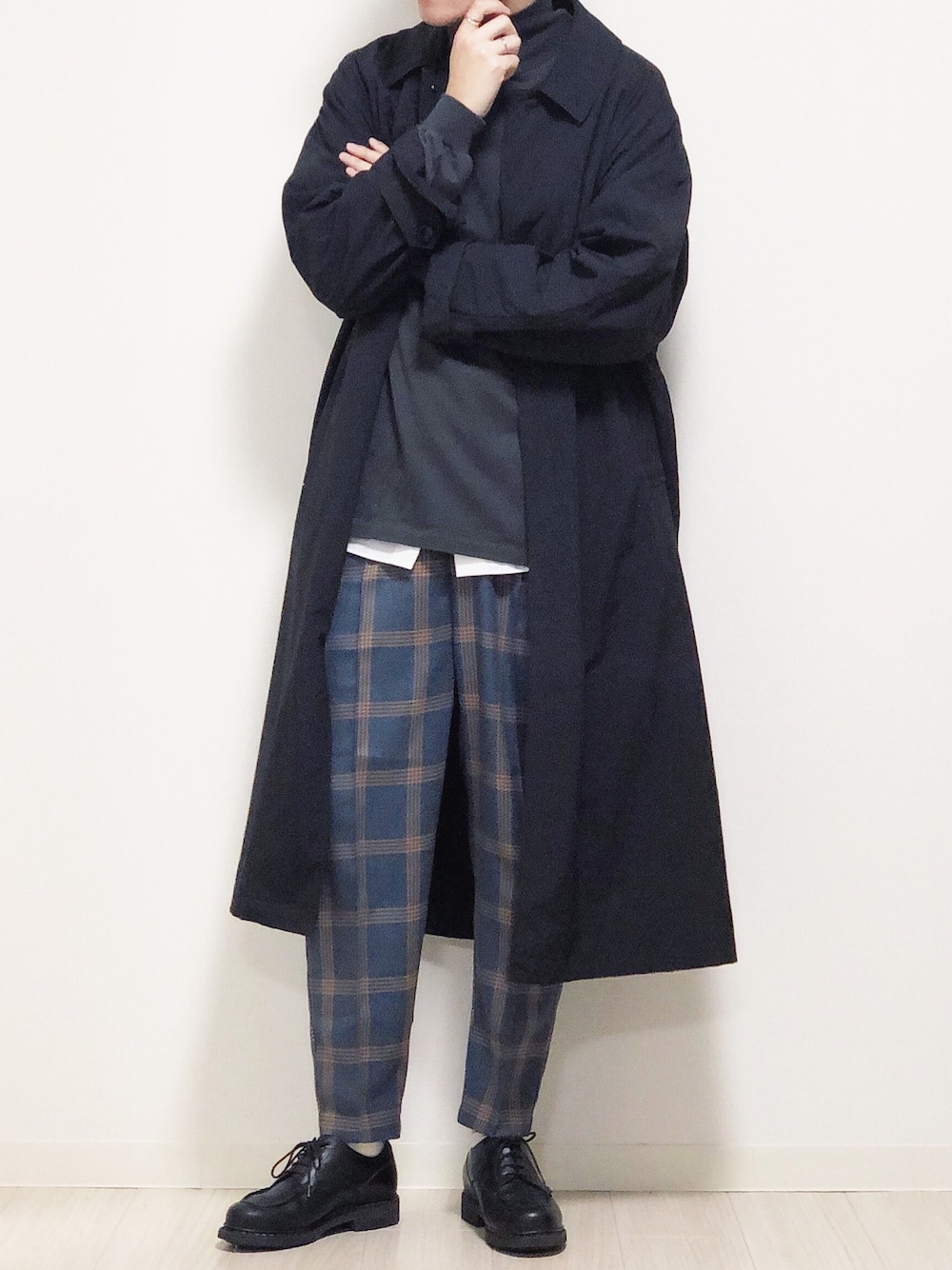 「春コーデ、きれいめカジュアル、チェック、チェックパンツ、ステンカラーコート、タートルネック、白シャツ、Paraboot、柄パンツ」｜「MinoriTYの【コラボ「MinoriTY × WEARISTA　MARSEE」】チェックテーパードアンクルパンツ スラックス（スラックス、ブルー系）」を使った、reposukeさん（メンズ・173cm）の冬コーディネートの1枚目の写真