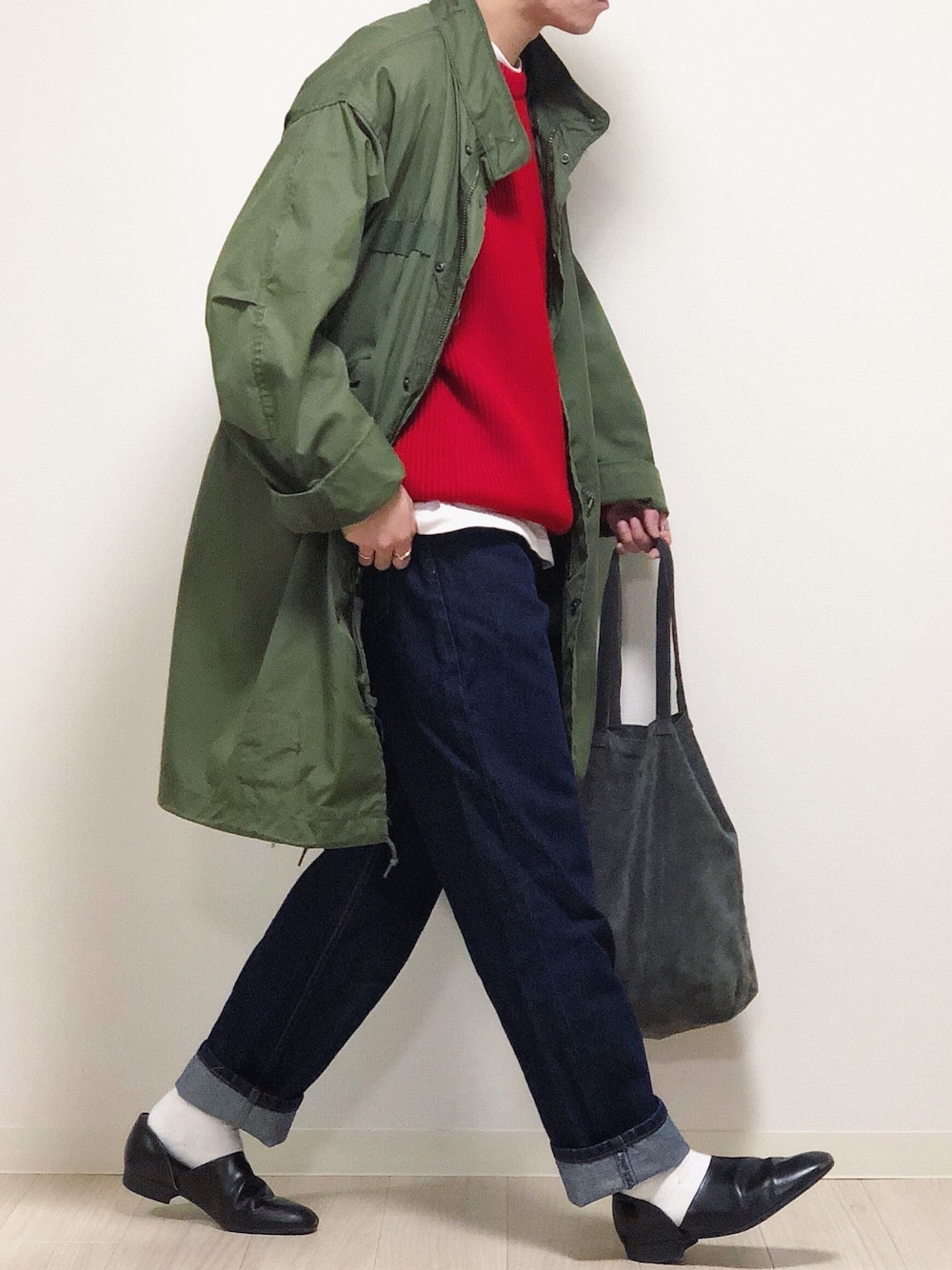 グリーン系のモッズコート、レッド系のニット/セーター、ホワイト系のTシャツ/カットソーを着用したメンズの冬コーディネートの1枚目の写真