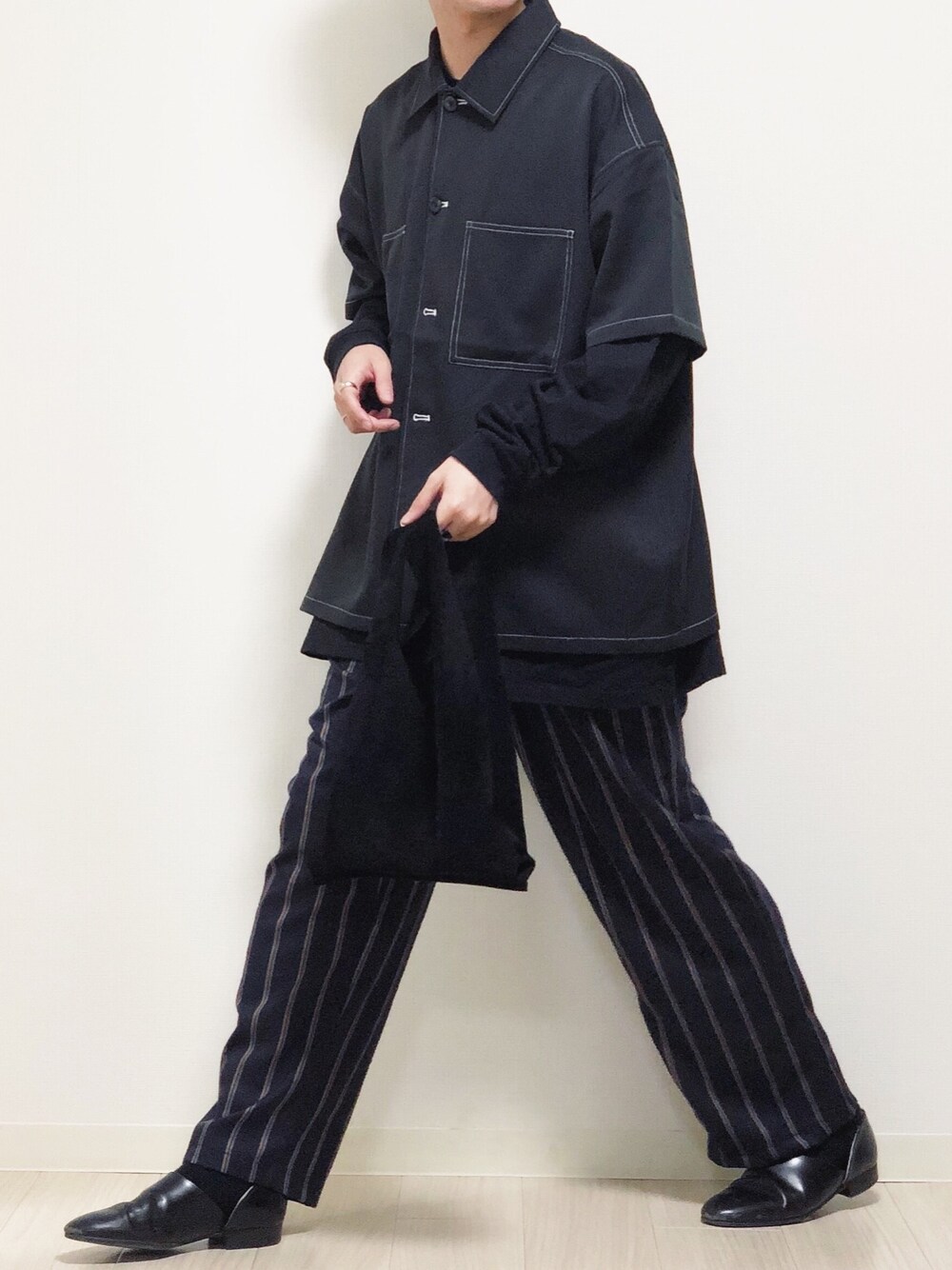 ブラック系のシャツ/ブラウス、ブルー系のその他パンツ、ブラック系のその他シューズを着用したメンズの春コーディネートの1枚目の写真