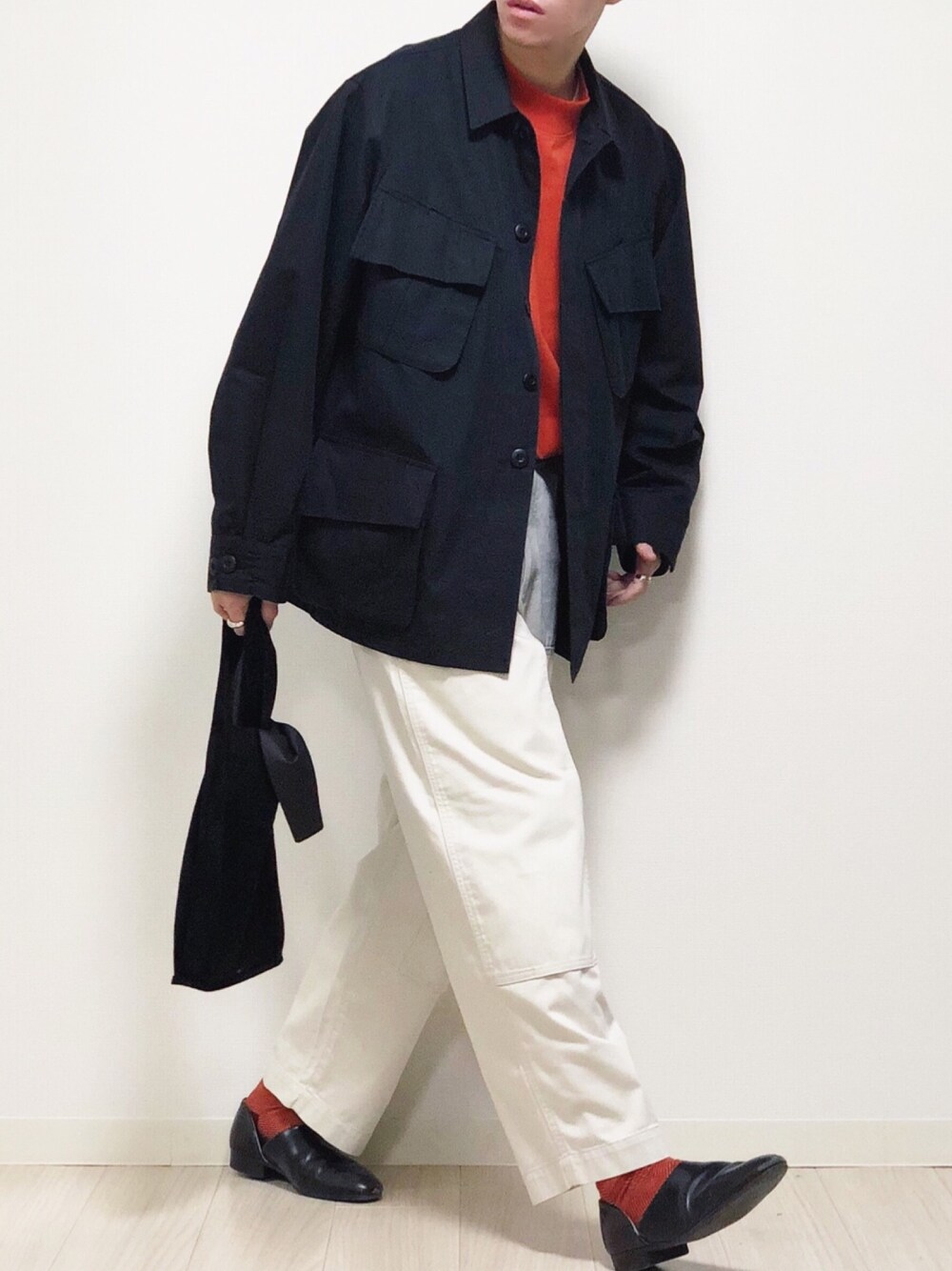 ブラック系のミリタリージャケット、ベージュ系のその他パンツ、ブラック系のその他シューズを着用したメンズの春コーディネートの1枚目の写真