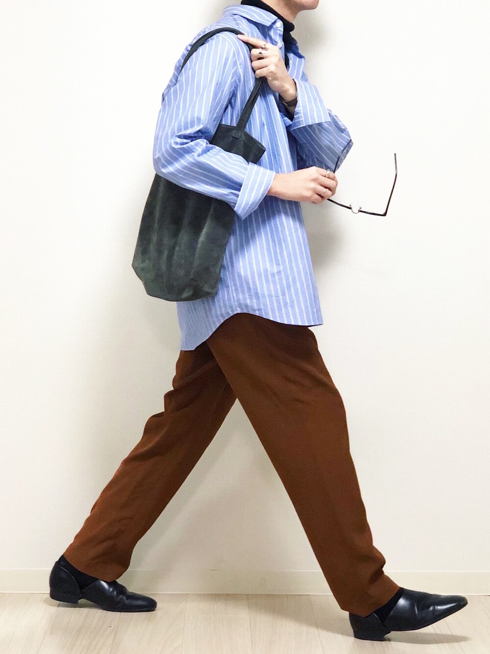 ブルー系のシャツ/ブラウス、ブラック系のニット/セーター、イエロー系のその他パンツを着用したメンズの春コーディネートの1枚目の写真