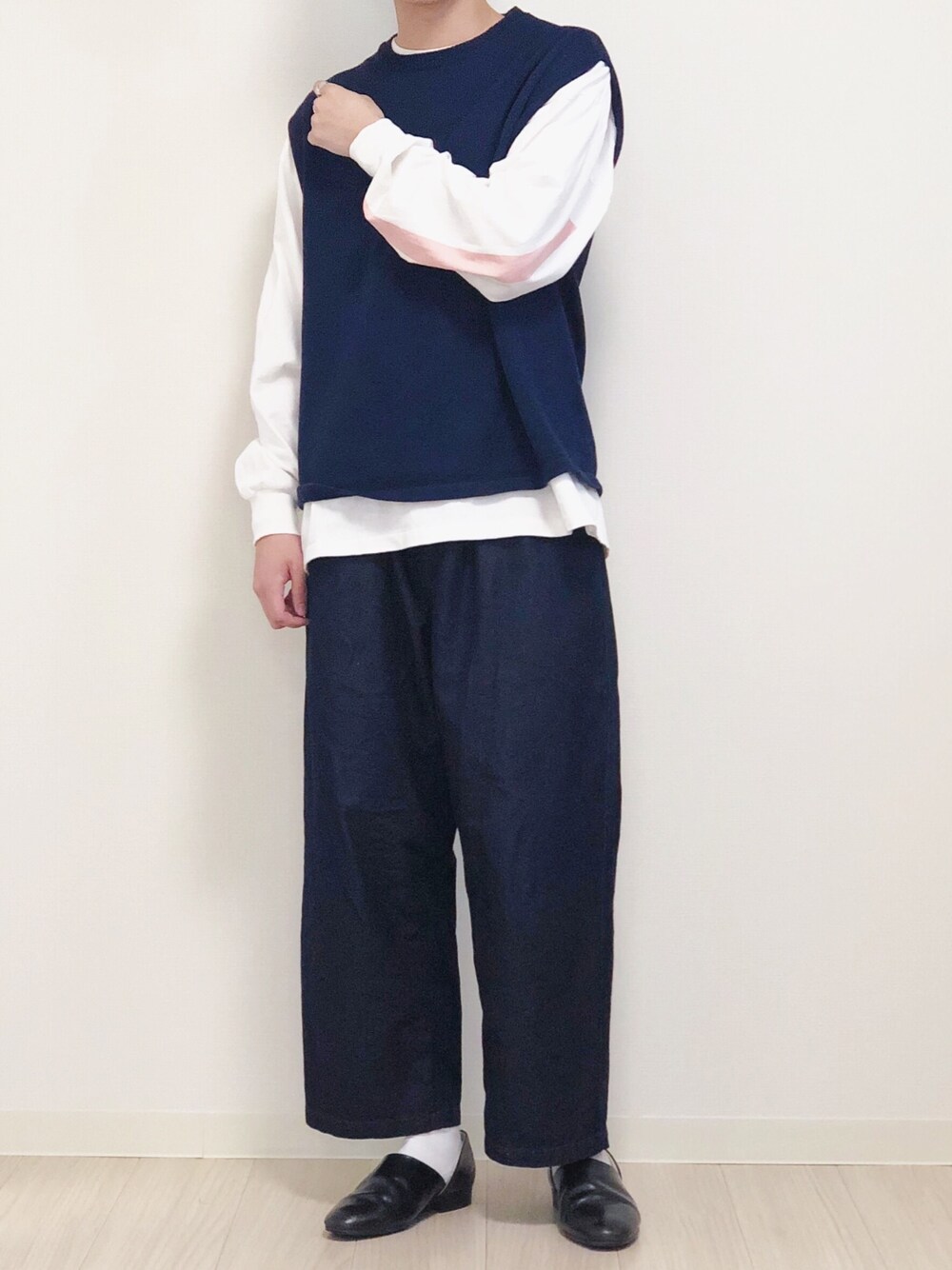 その他のTシャツ/カットソー、ブルー系のベスト、ブルー系のその他パンツを着用したメンズの春コーディネートの1枚目の写真