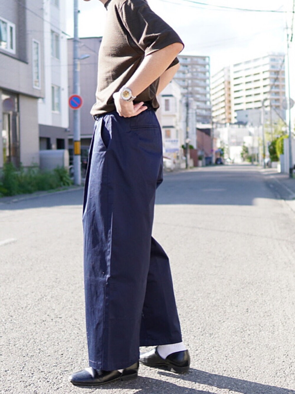 ブラウン系のニット/セーター、ホワイト系のパンツ、ブラック系のその他シューズを着用したメンズの夏コーディネートの1枚目の写真