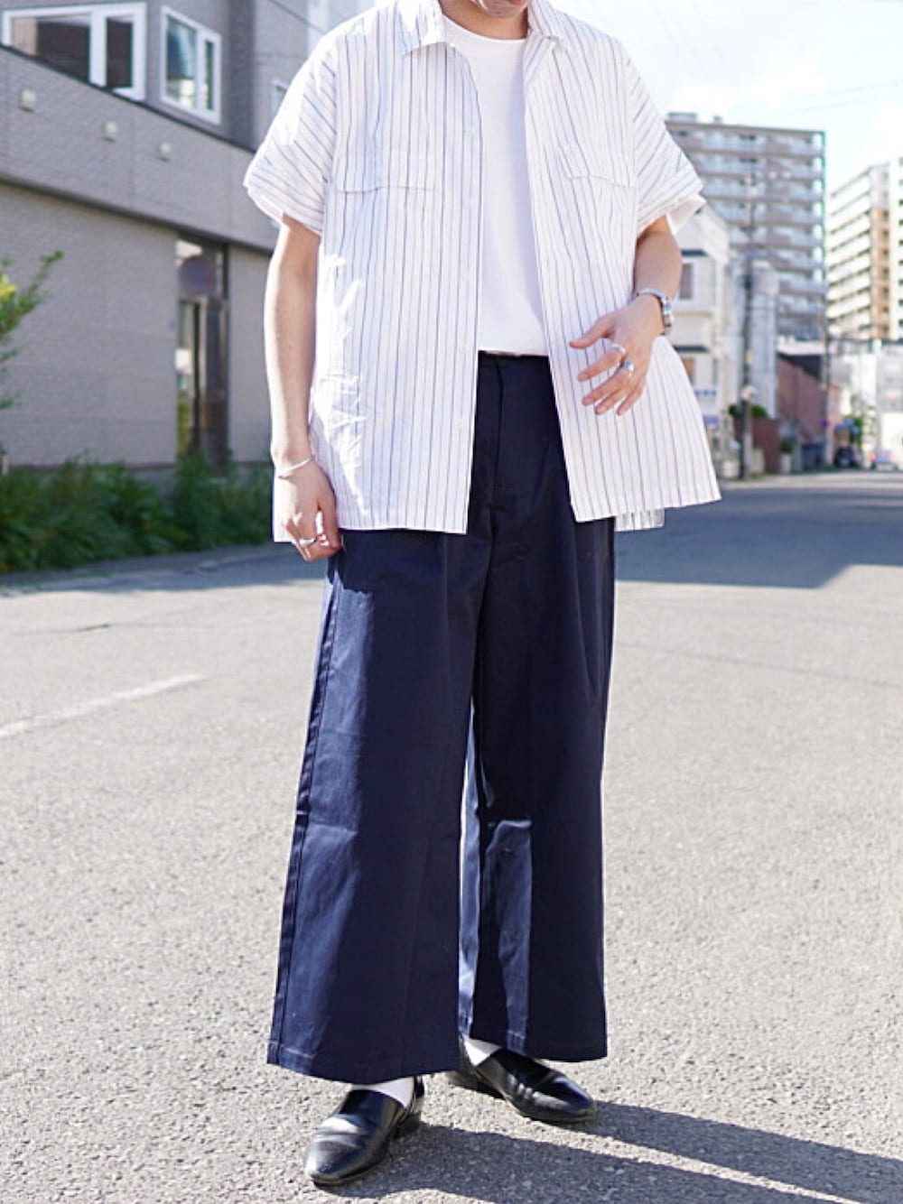 ホワイト系のシャツ/ブラウス、ブラック系のその他シューズ、ホワイト系のパンツを着用したメンズの夏コーディネートの1枚目の写真
