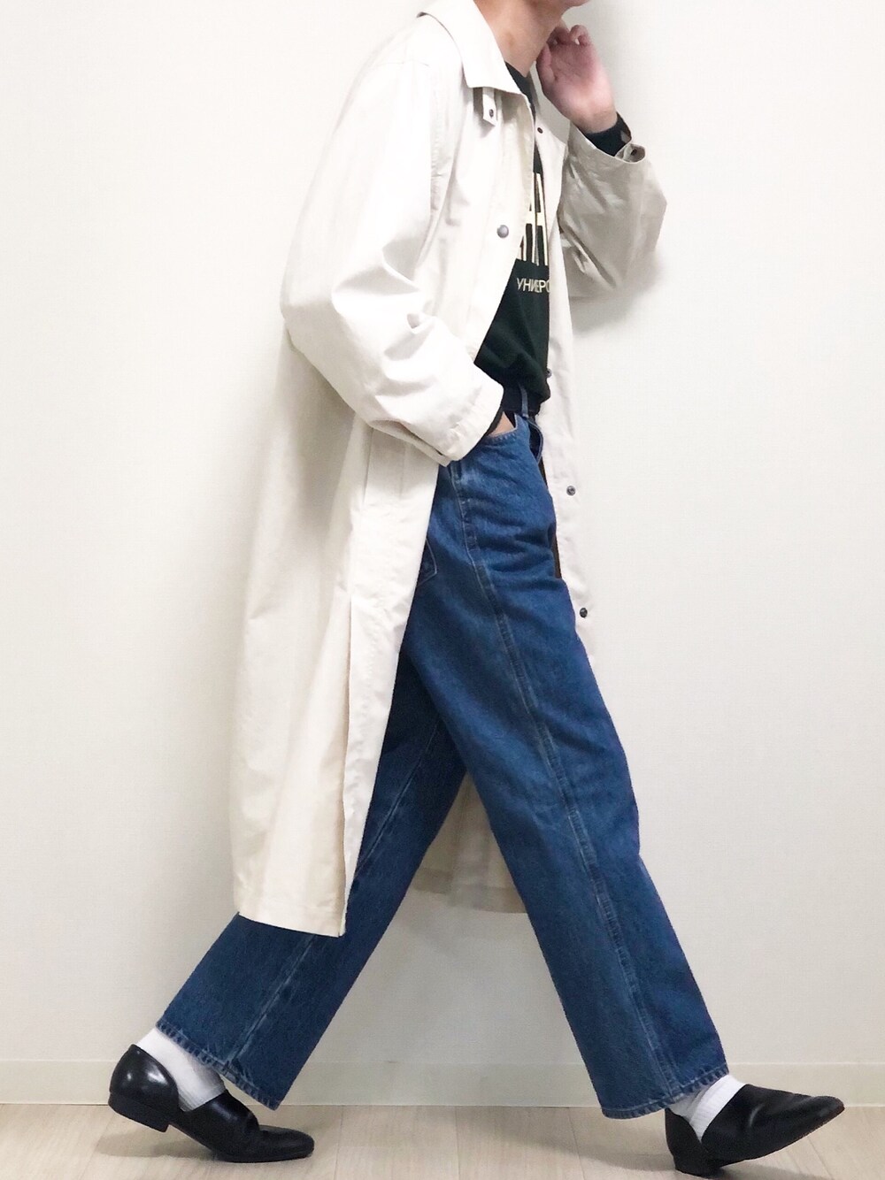ベージュ系のその他アウター、グリーン系のTシャツ/カットソー、ブルー系のデニムパンツを着用したメンズの秋コーディネートの1枚目の写真