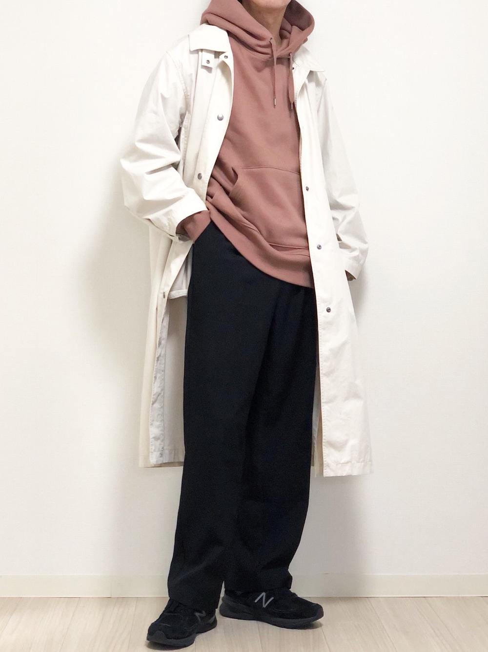 「秋のコーデ、白、ロングコート、きれいめカジュアル、パーカー、ユニクロコーデ、UNIQLO U、スラックス、ニューバランス」｜「UNIQLOのライトロングコート（その他アウター、ベージュ系）」を使った、reposukeさん（メンズ・173cm）の秋コーディネートの1枚目の写真