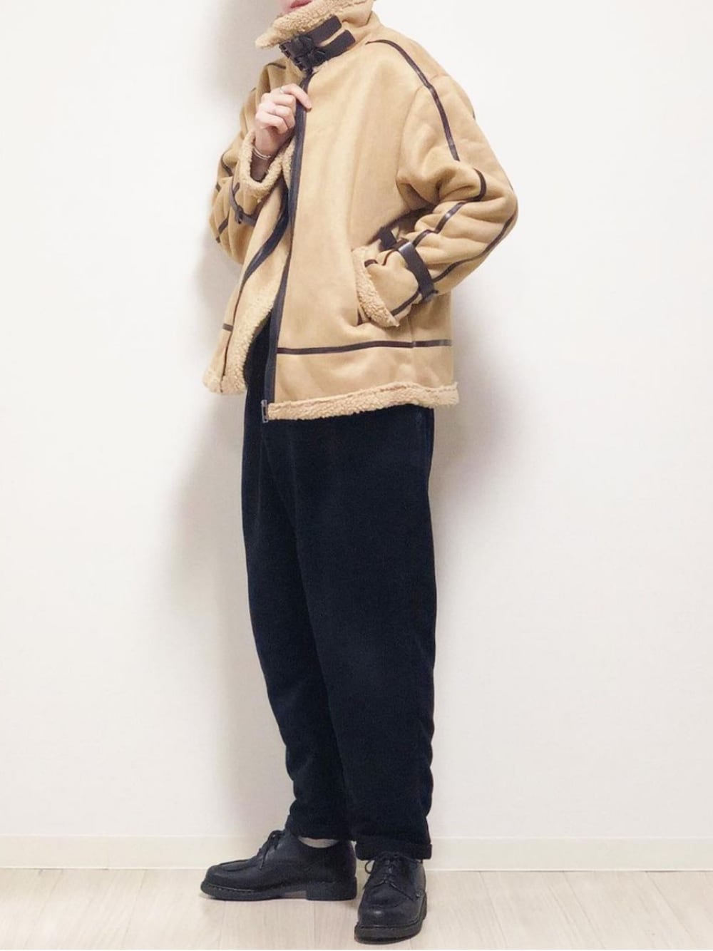 「ムートンコート、ムートン、ムートンジャケット、韓国ファッション、ワイドパンツ、バルーンパンツ、アンクルパンツ、Paraboot、冬コーデ」｜「soborのアイテム（その他アウター、ベージュ系）」を使った、reposukeさん（メンズ・173cm）の冬コーディネートの1枚目の写真