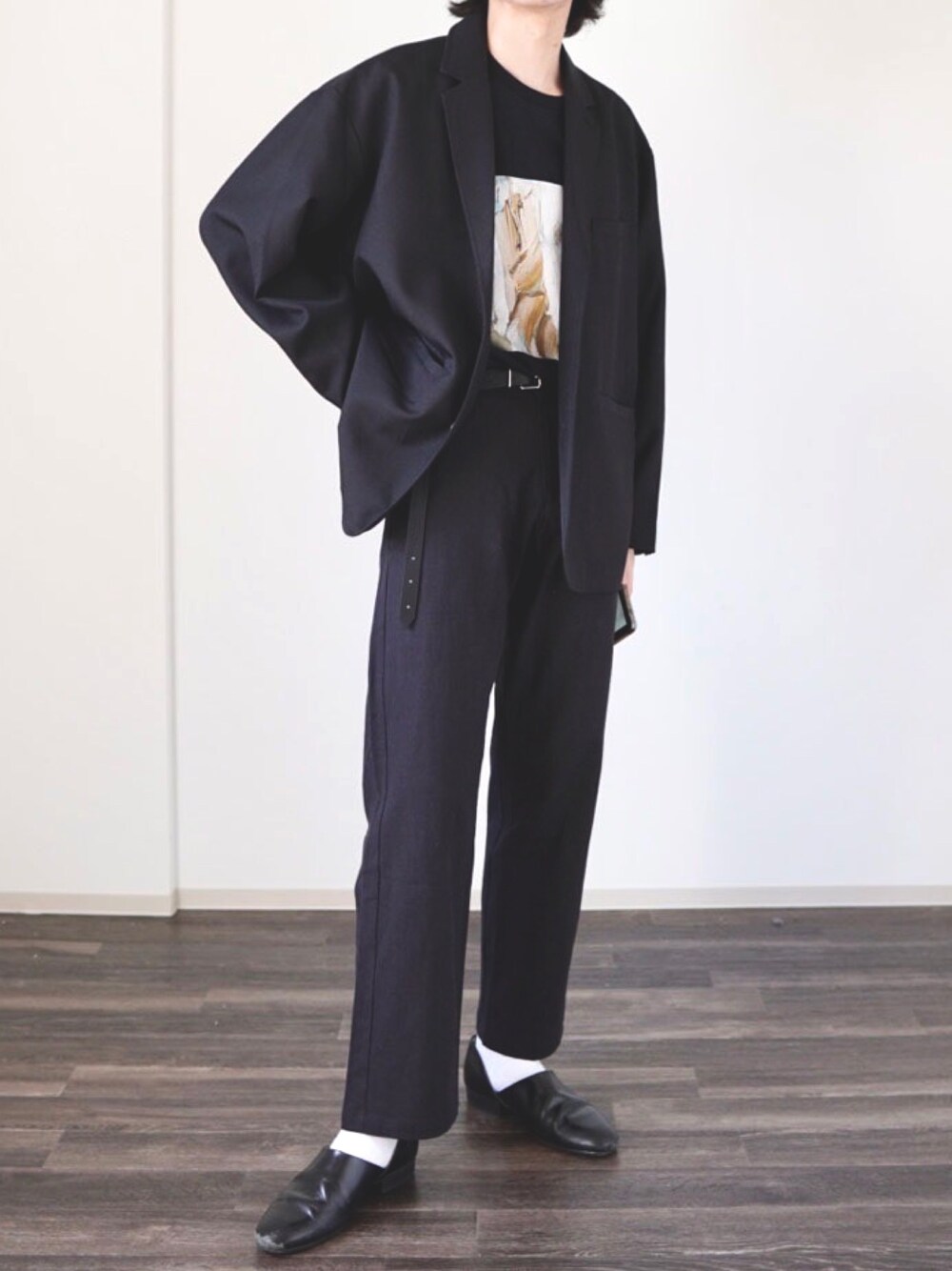 ブラック系のスラックス、ブラック系のその他シューズ、ブラック系のベルトを着用したメンズの春コーディネートの1枚目の写真