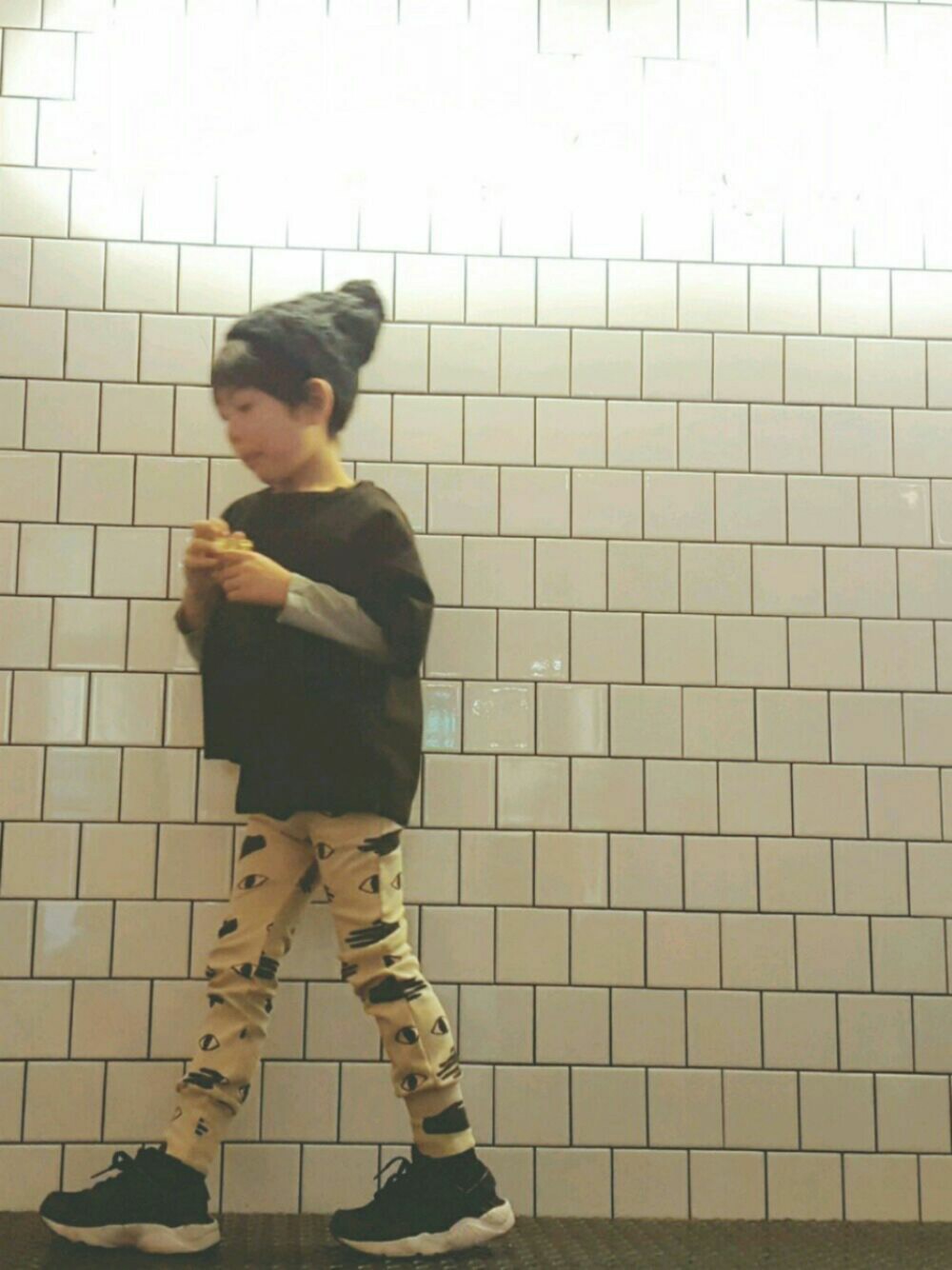 「キッズファッション、ニット帽、スニーカー、男の子、モノトーン、arkakama、nunuforme」｜「arkakamaのアイテム（パンツ、ベージュ系）」を使った、xxnaoxxさん（キッズ・120cm）の冬コーディネートの1枚目の写真