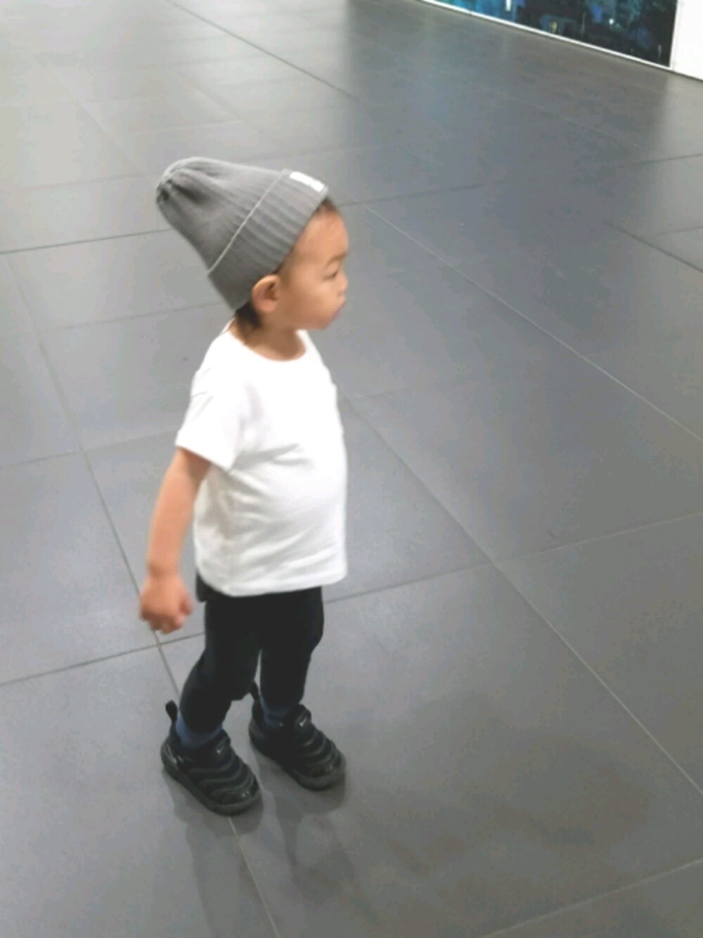 「キッズファッション、カジュアルコーデ、おとこのこ、ootd、男の子、キッズコーデ、モノトーン、NIKE」｜「UNIQLOの白☆Tシャツ（Tシャツ/カットソー、ホワイト系）」を使った、xxnaoxxさん（キッズ・120cm）の春コーディネートの1枚目の写真