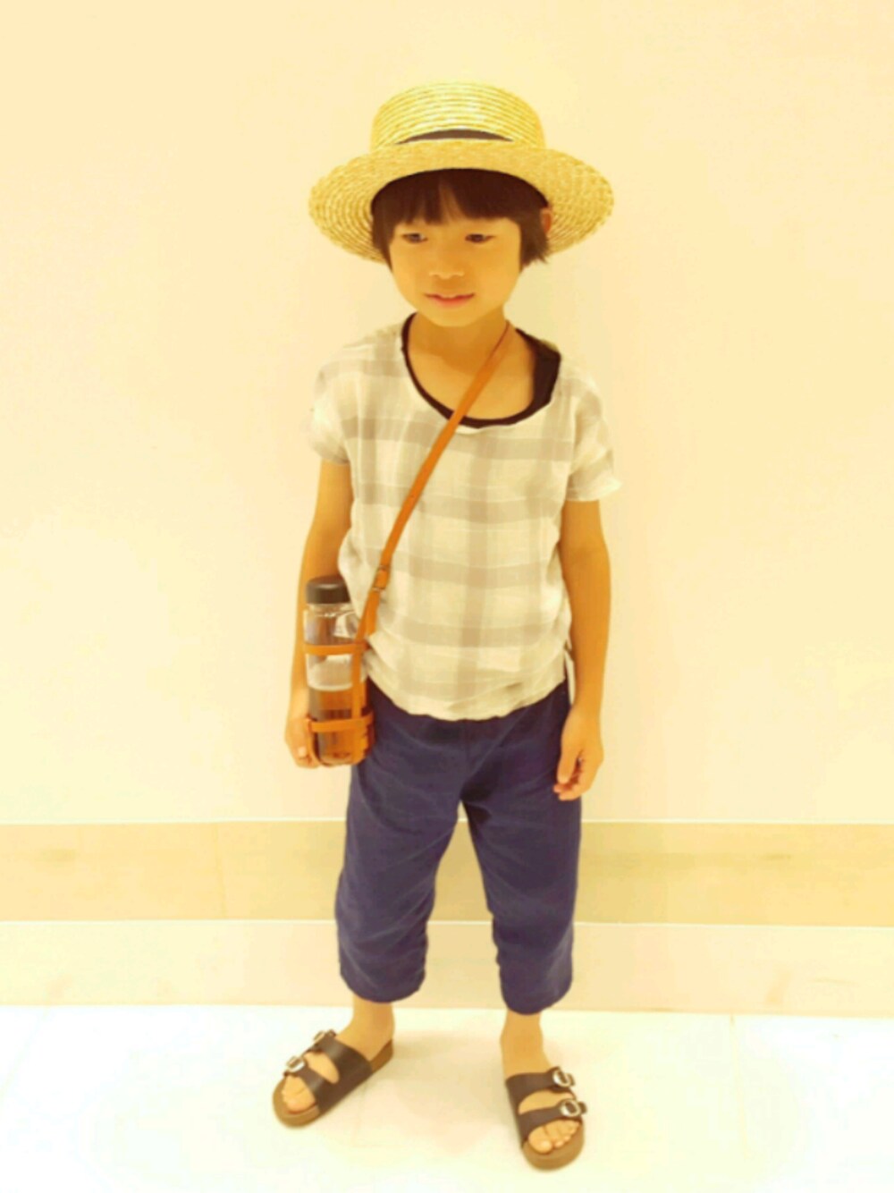 「夏コーデ、休日スタイル、シンプルコーデ、kids、kidsfashion、麦わら帽子、プチプラコーデ、男の子、パンツスタイル、キッズコーデ」｜「Koreaのアイテム（ハット、ベージュ系）」を使った、xxnaoxxさん（キッズ・120cm）の夏コーディネートの1枚目の写真