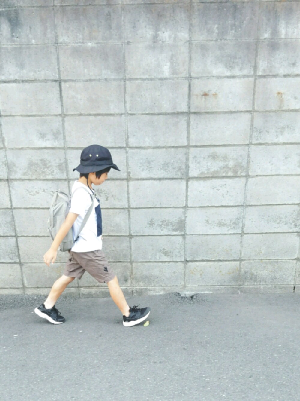 「キッズファッション、男の子、Tシャツ、リュック、nunuforme、おとこのこ、kids、NIKE、休日スタイル」｜「BREEZEのアウトドアハット（ハット、ブラック系）」を使った、xxnaoxxさん（キッズ・120cm）の夏コーディネートの1枚目の写真