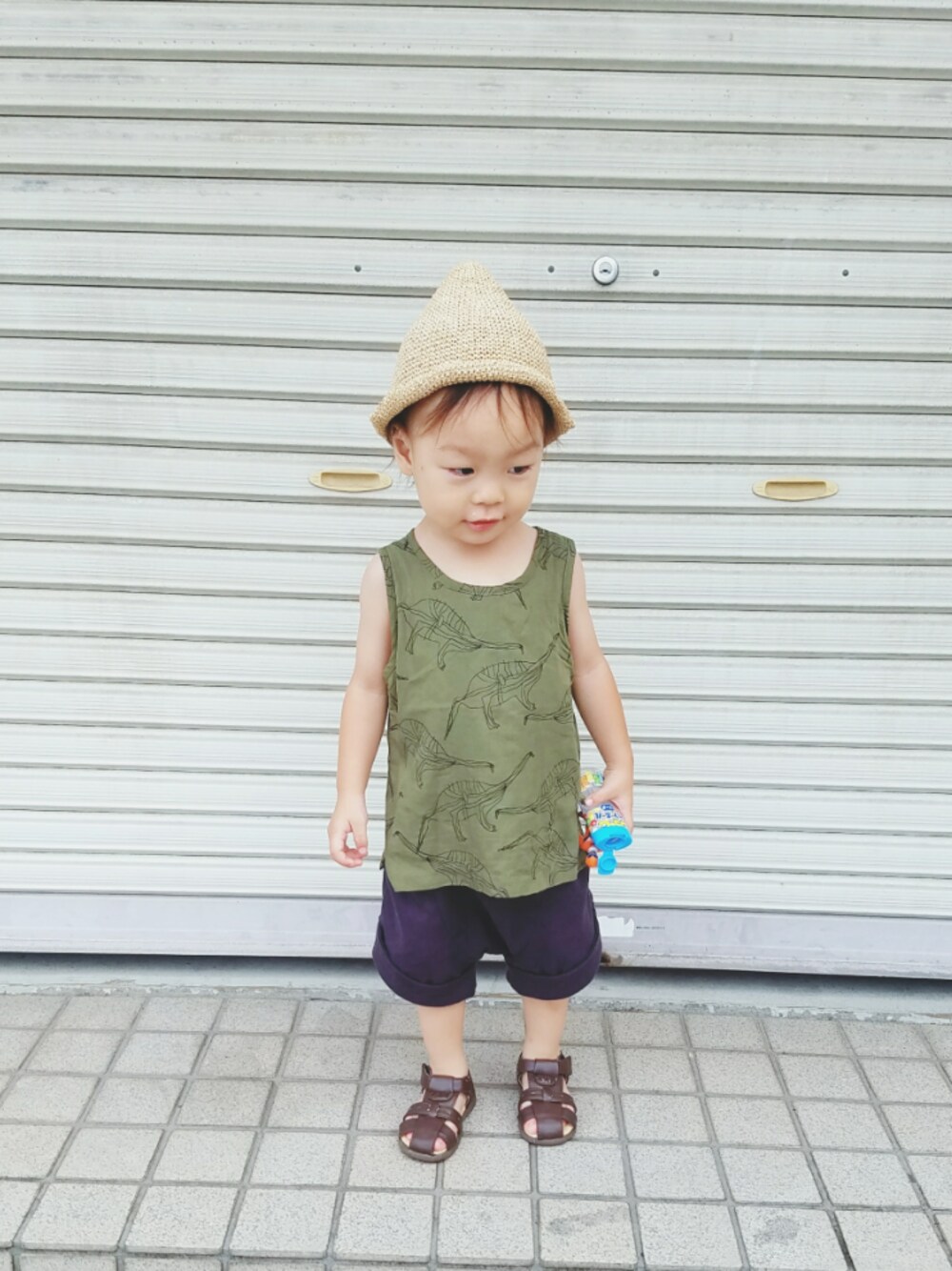 「夏、男の子、キッズファッション、ショートパンツ、シンプル、休日スタイル、タンクトップ、arkakama、2歳、サンダル」｜「tegotegoのアイテム（帽子、ベージュ系）」を使った、xxnaoxxさん（キッズ・120cm）の夏コーディネートの1枚目の写真