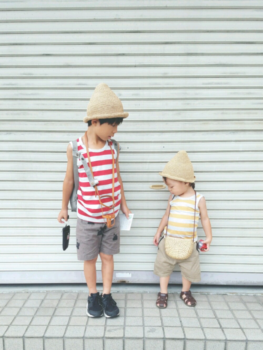 「夏コーデ、summer、西松屋、おそろいコーデ、男の子コーデ、キッズコーデ、kids、むぎわら帽子、兄弟コーディネート、リンクコーデ」｜「無印良品のアイテム（タンクトップ、イエロー系）」を使った、xxnaoxxさん（キッズ・120cm）の夏コーディネートの1枚目の写真