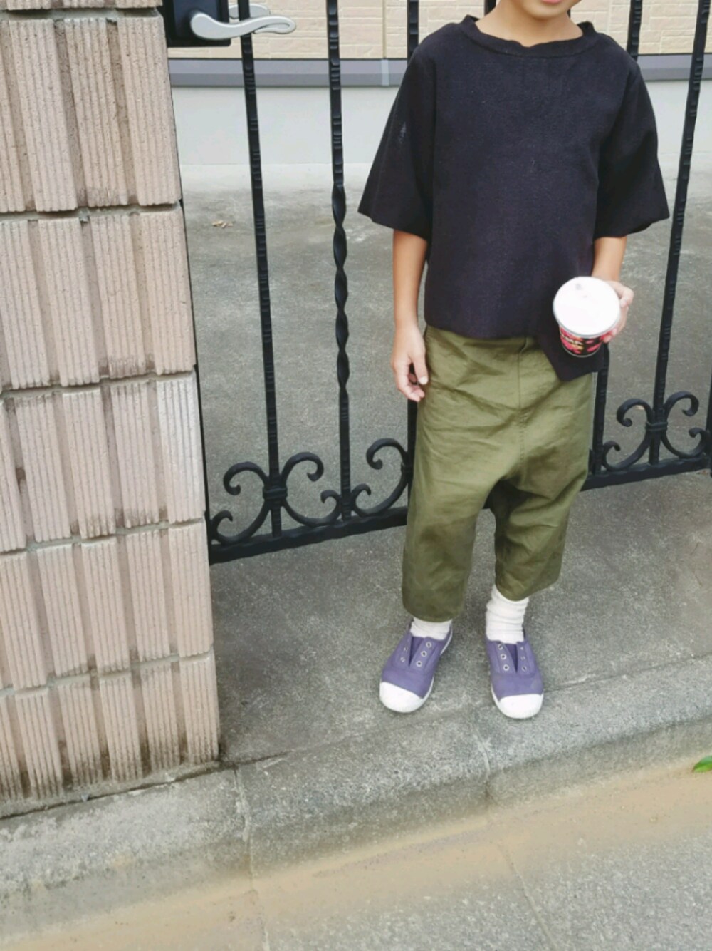 「シンプル、キッズコーデ、秋のコーデ、パンツスタイル、ootd、ブラック、nunuforme」｜「nunuformeのフリーボックスT（Tシャツ/カットソー、ブラック系）」を使った、xxnaoxxさん（キッズ・120cm）の秋コーディネートの1枚目の写真
