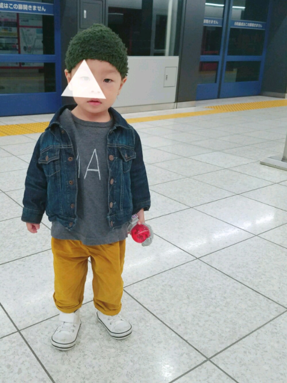 「秋のコーデ、キッズファッション、スニーカー、ハンドメイド、デニムジャケット、男の子、ニット帽、コキチカ、nunuforme」｜「cokiticaのアイテム（帽子、グリーン系）」を使った、xxnaoxxさん（キッズ・90cm）の秋コーディネートの1枚目の写真