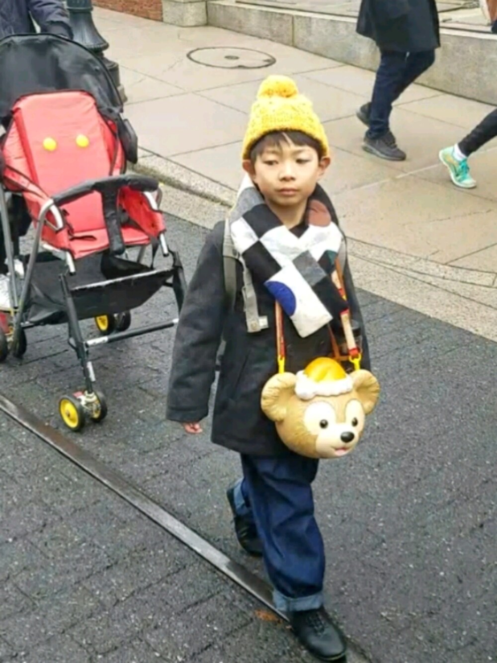 「kids、休日スタイル、おとこのこ、ootd、disneysea、ゆれるモビール」｜「しまむらのニット帽きいろ（帽子、イエロー系）」を使った、xxnaoxxさん（キッズ・120cm）の秋コーディネートの1枚目の写真