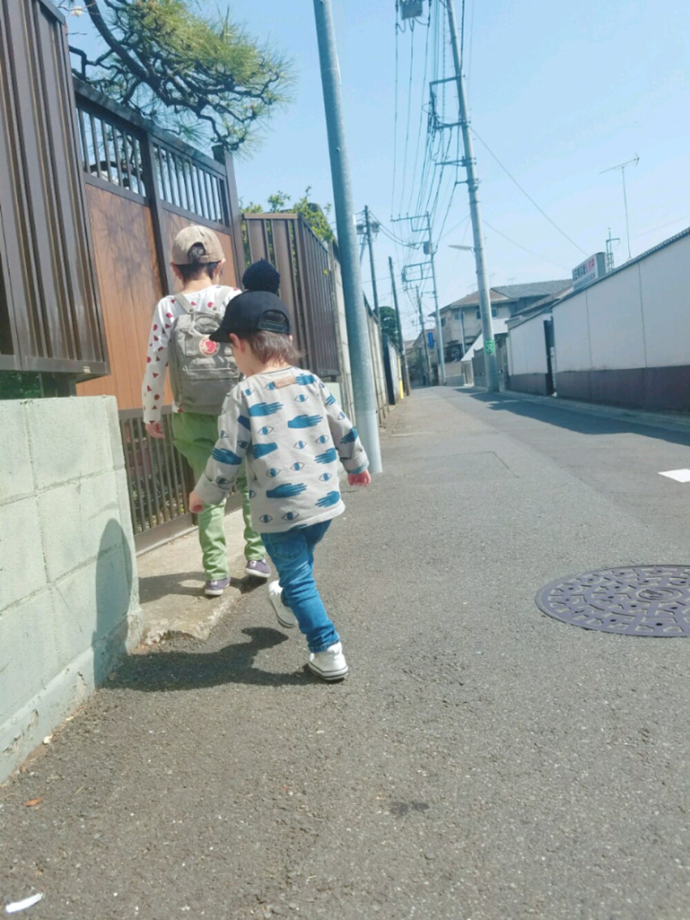 「kids、ZARA、男の子、おとこのこ、兄弟コーディネート、おそろいコーデ、arkakama、nunuforme、西松屋」｜「3coinsのベロアキャップ（キャップ、ベージュ系）」を使った、xxnaoxxさん（キッズ・120cm）の春コーディネートの1枚目の写真