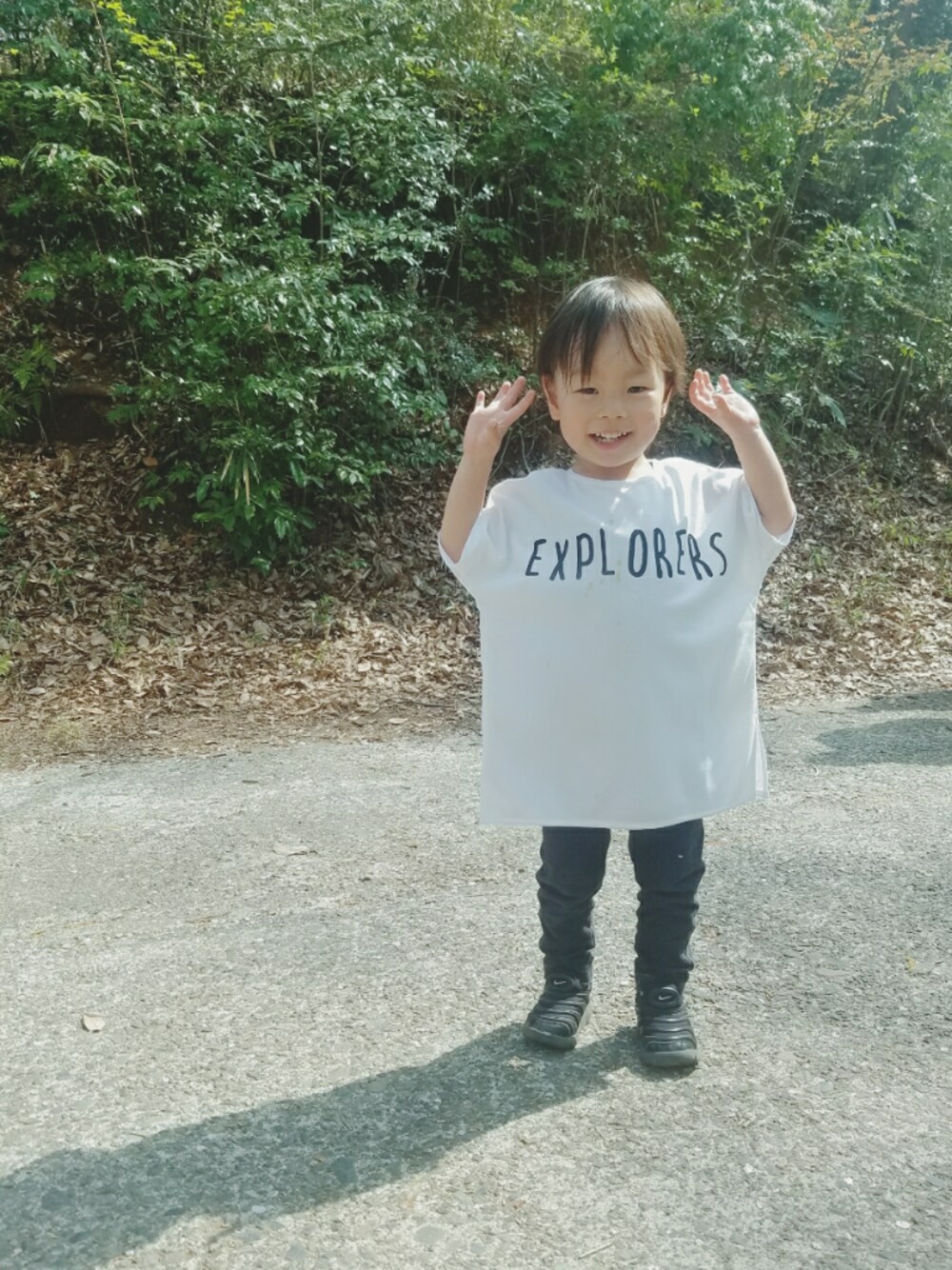 「シンプルコーデ、スニーカー、キッズファッション、男の子コーデ、白Tシャツ、男の子、mounten、UNIQLO、NIKE、休日スタイル」｜「MOUNTENのアイテム（Tシャツ/カットソー、ホワイト系）」を使った、xxnaoxxさん（キッズ・120cm）の春コーディネートの1枚目の写真
