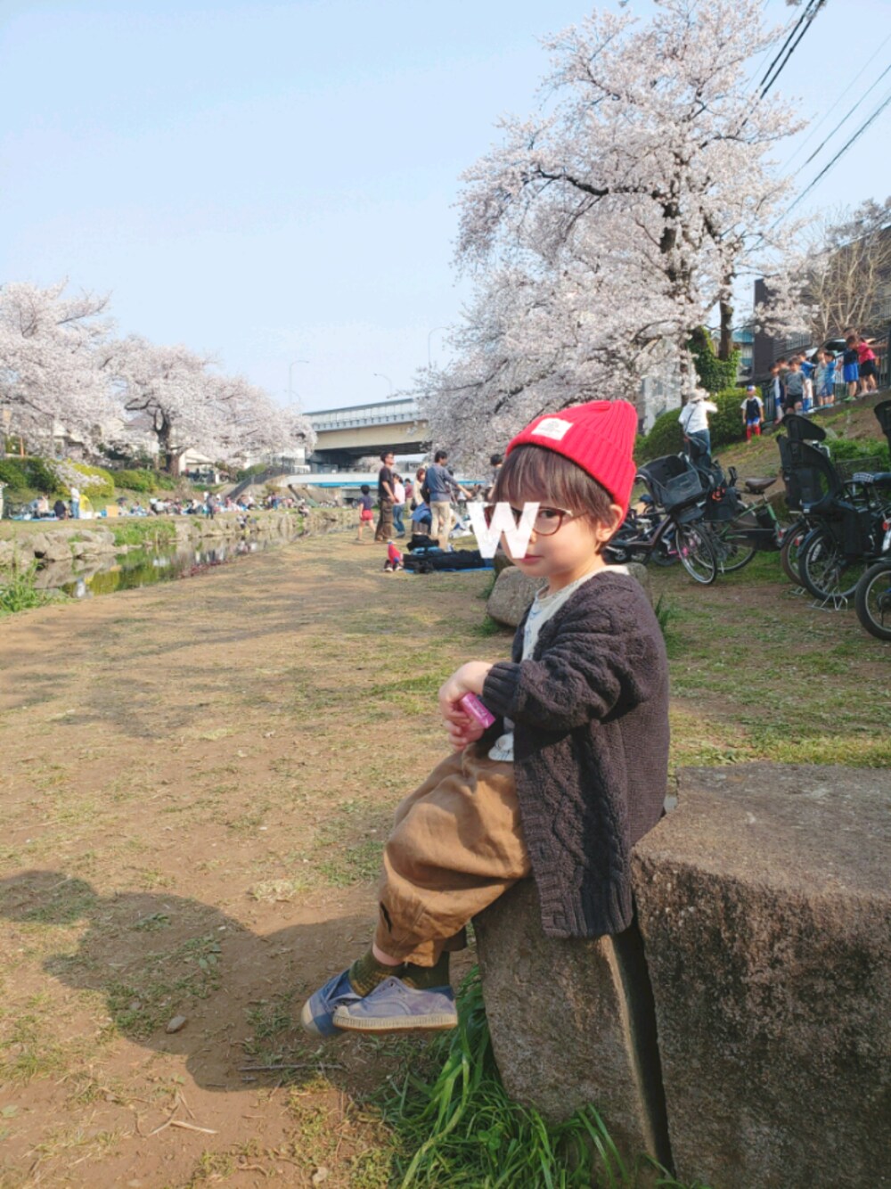 「カジュアル、春コーデ、キッズファッション、kidsfashion、スニーカーコーデ、カーディガン、男の子」｜「SmoothyのSmoothy Color knit cap / スムージー カラーニットキャップ （ニットキャップ/ビーニー、レッド系）」を使った、xxnaoxxさん（キッズ・90cm）の春コーディネートの1枚目の写真