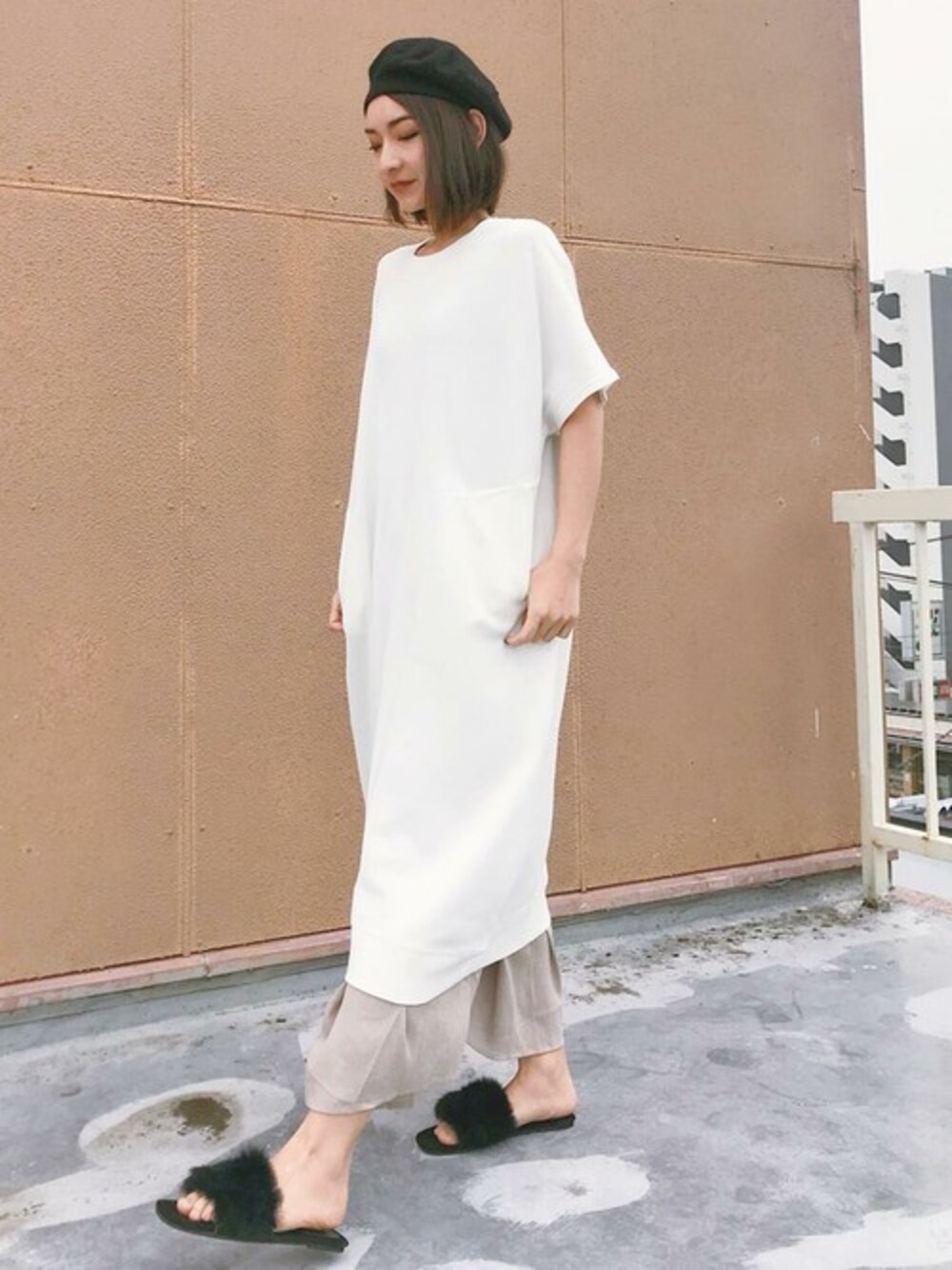 ホワイト系のワンピースを着用したレディースの夏コーディネートの1枚目の写真
