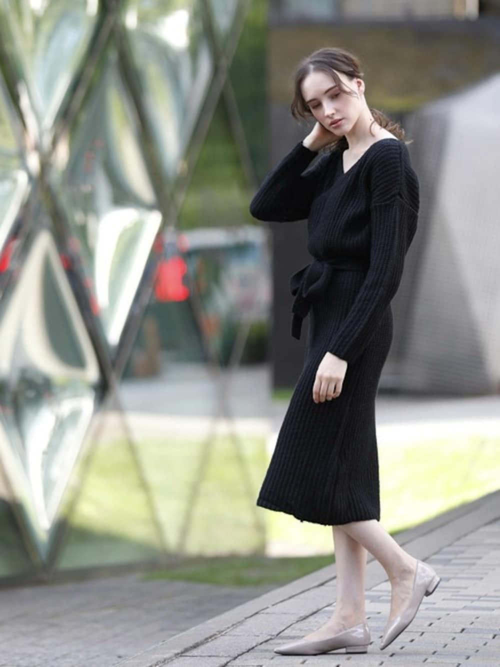 「#ニット、＃ワンピース、#シンプルコーデ、#秋コーデ、＃ニットワンピース」｜「BELLのカシュクールニットワンピース（ワンピース、ブラック系）」を使った、aimohaさん（レディース・166cm）の秋コーディネートの1枚目の写真