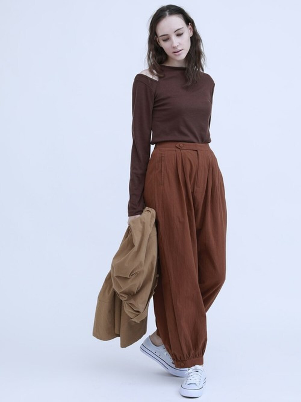 「＃パンツ、#秋コーデ、＃ナチュラルコーデ、＃ハイウェスト」｜「aimohaのバルーンパンツ（その他パンツ、ブラウン系）」を使った、aimohaさん（レディース・166cm）の秋コーディネートの1枚目の写真
