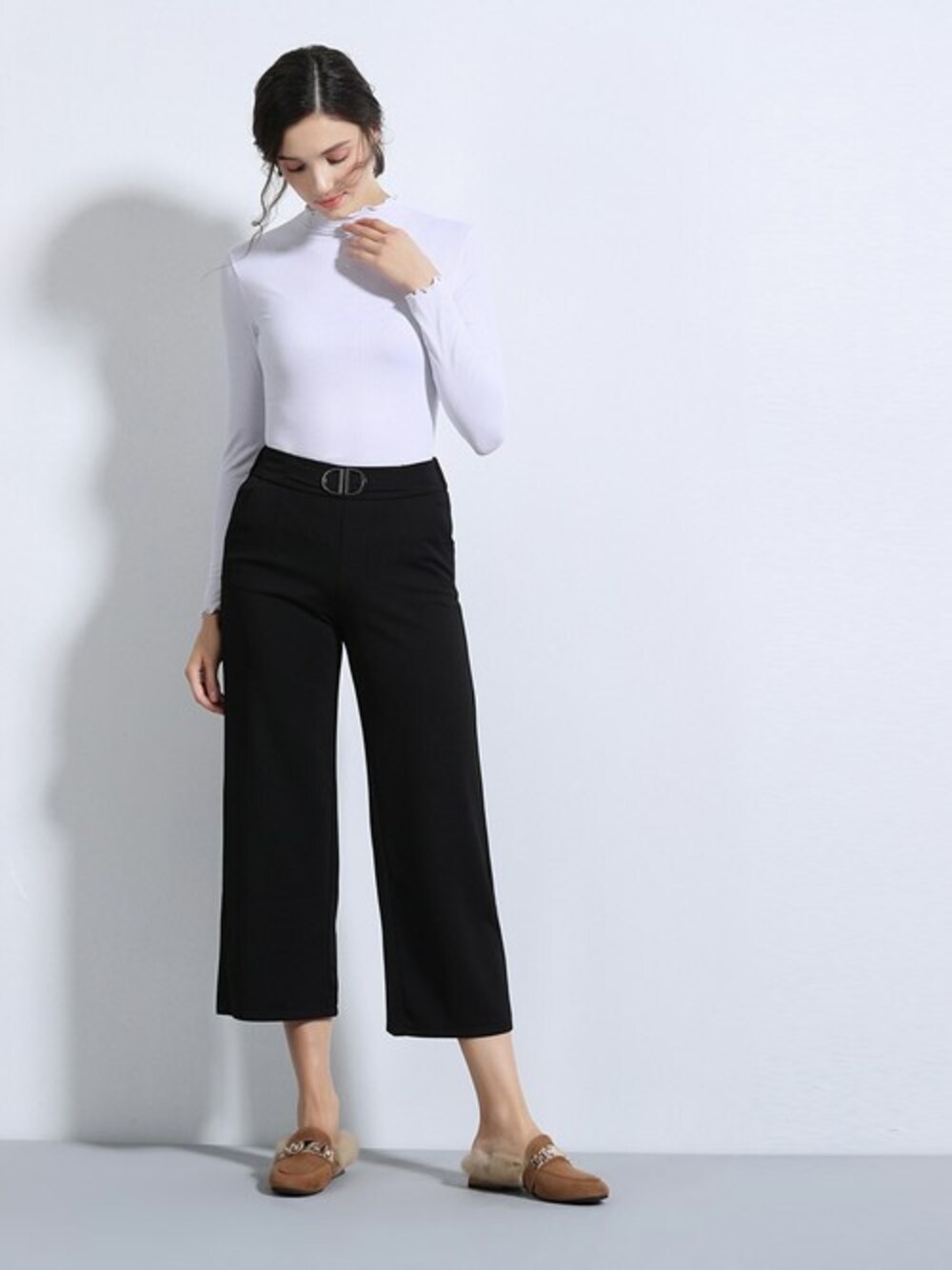 ホワイト系のTシャツ/カットソーを着用したレディースの秋コーディネートの1枚目の写真