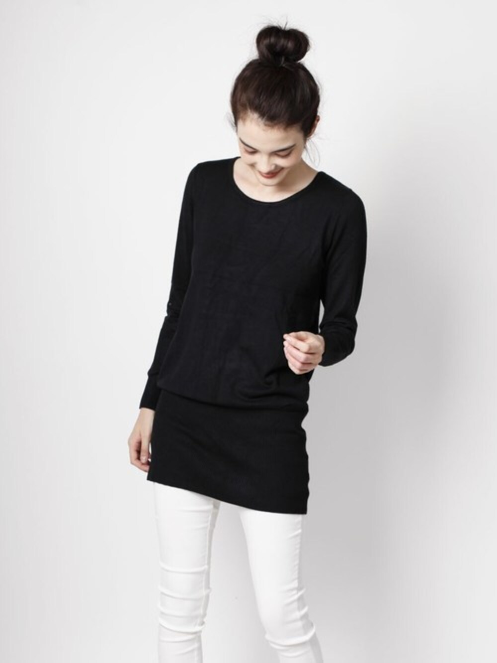 「ニット、ワンピース、秋服、秋コーデ」｜「aimohaの【選べるネック3タイプ】チュニック丈ニットトップ（チュニック、ブラック系）」を使った、aimohaさん（レディース・166cm）の秋コーディネートの1枚目の写真