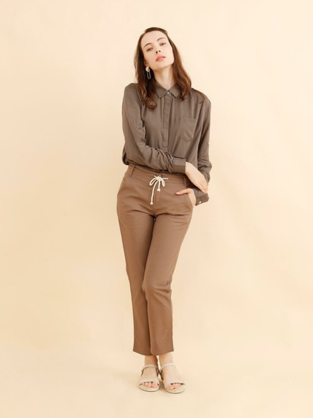 「ブラウス、カジュアル、シャツスタイル、秋服、秋コーデ」｜「aimohaのジョーゼットドレープシャツ（シャツ/ブラウス、ベージュ系）」を使った、aimohaさん（レディース・166cm）の秋コーディネートの1枚目の写真