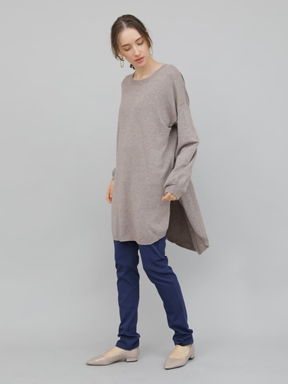 グレー系のワンピースを着用したレディースの冬コーディネートの1枚目の写真